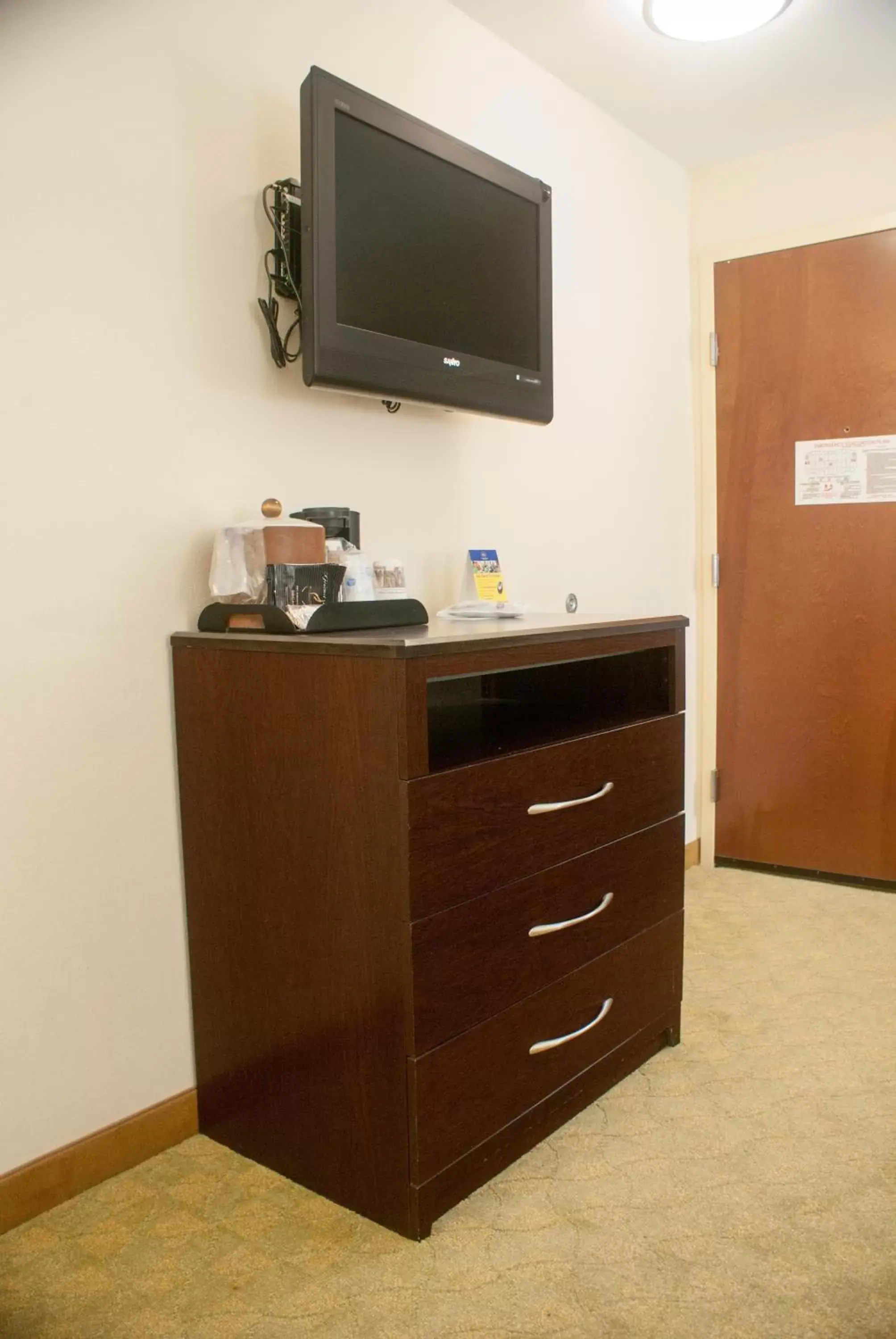 TV and multimedia, TV/Entertainment Center in Best Western Plus Cecil Field Inn & Suites