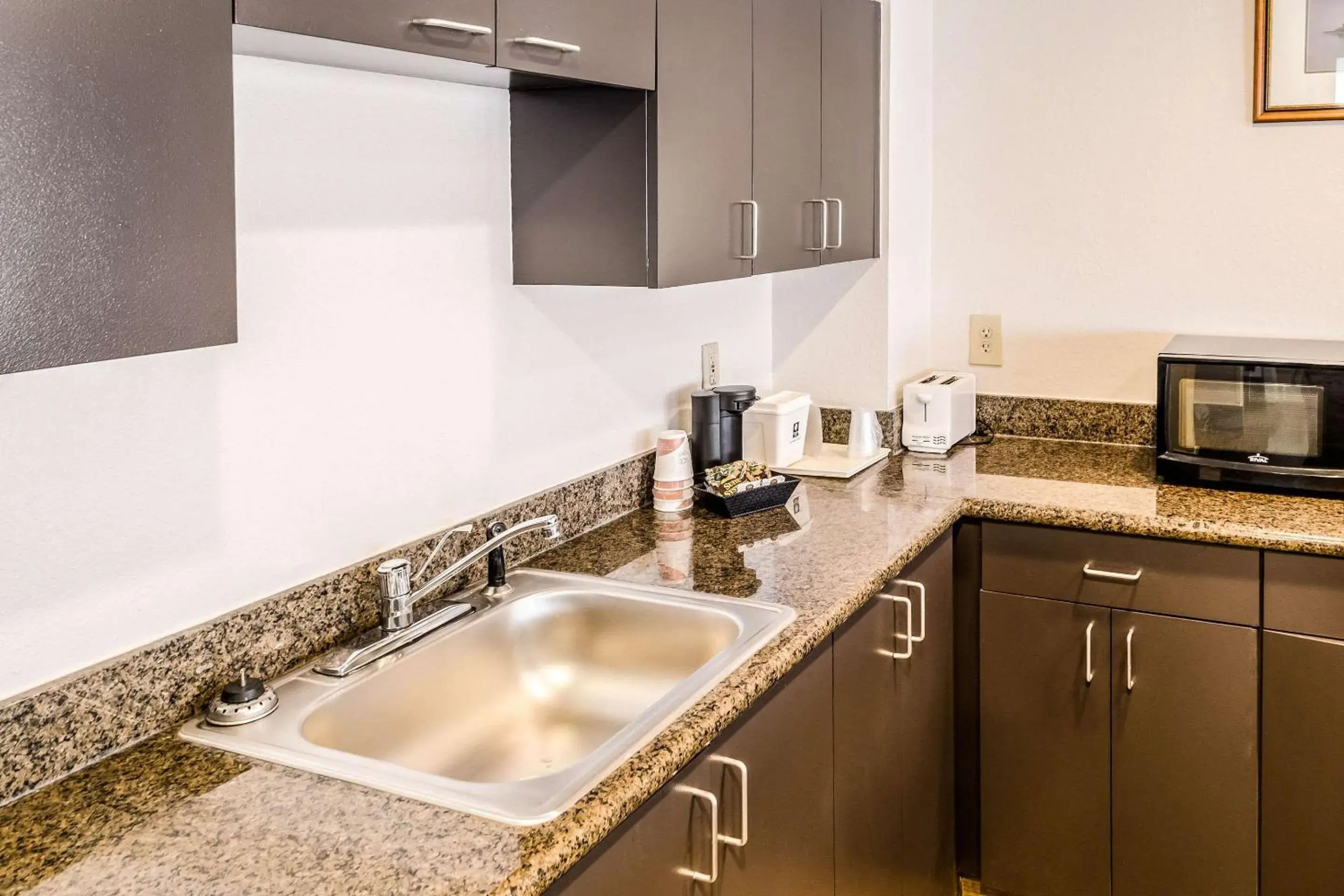 Photo of the whole room, Kitchen/Kitchenette in Comfort Inn Downtown Charleston