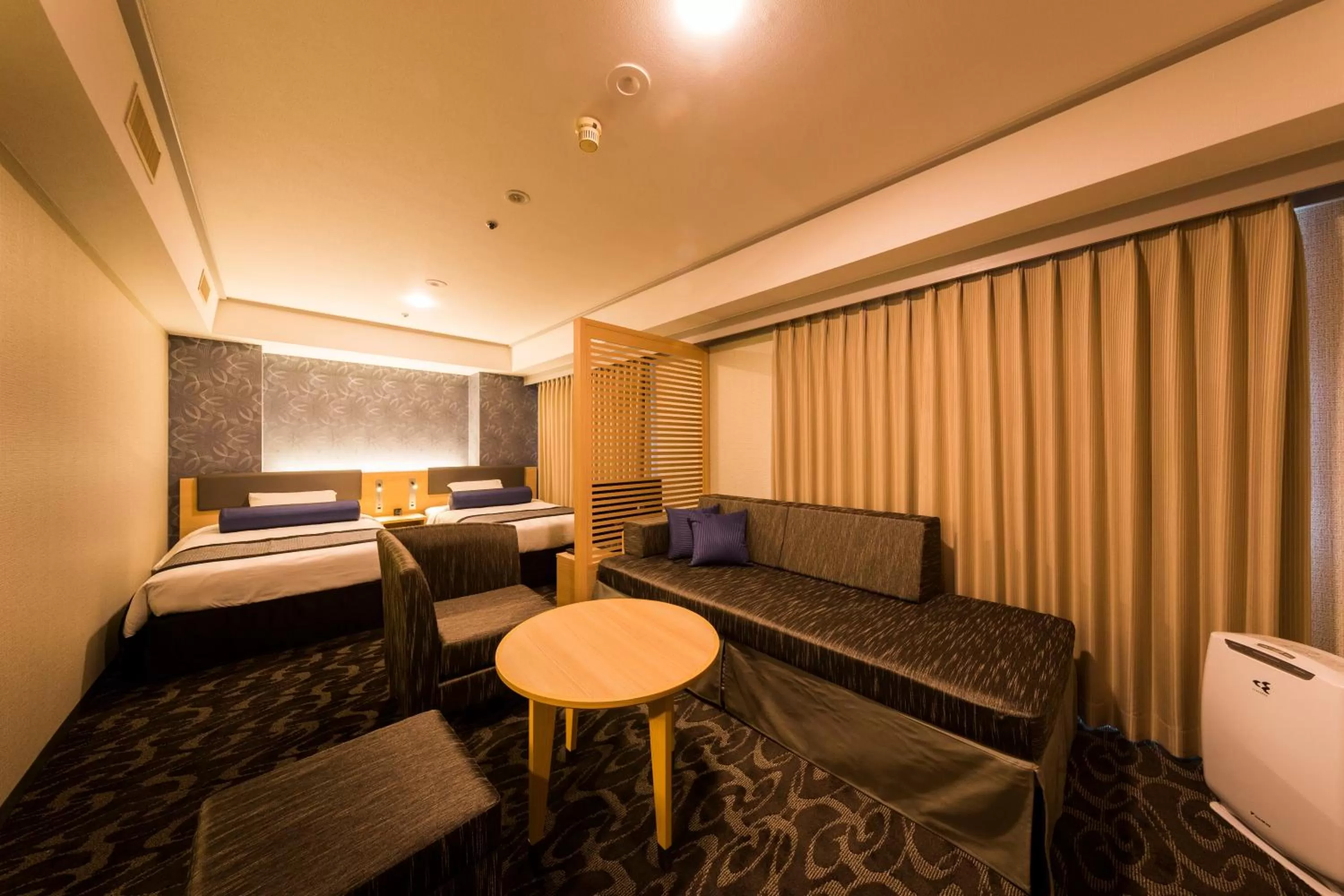 Living room, Bed in Shin Osaka Esaka Tokyu REI Hotel