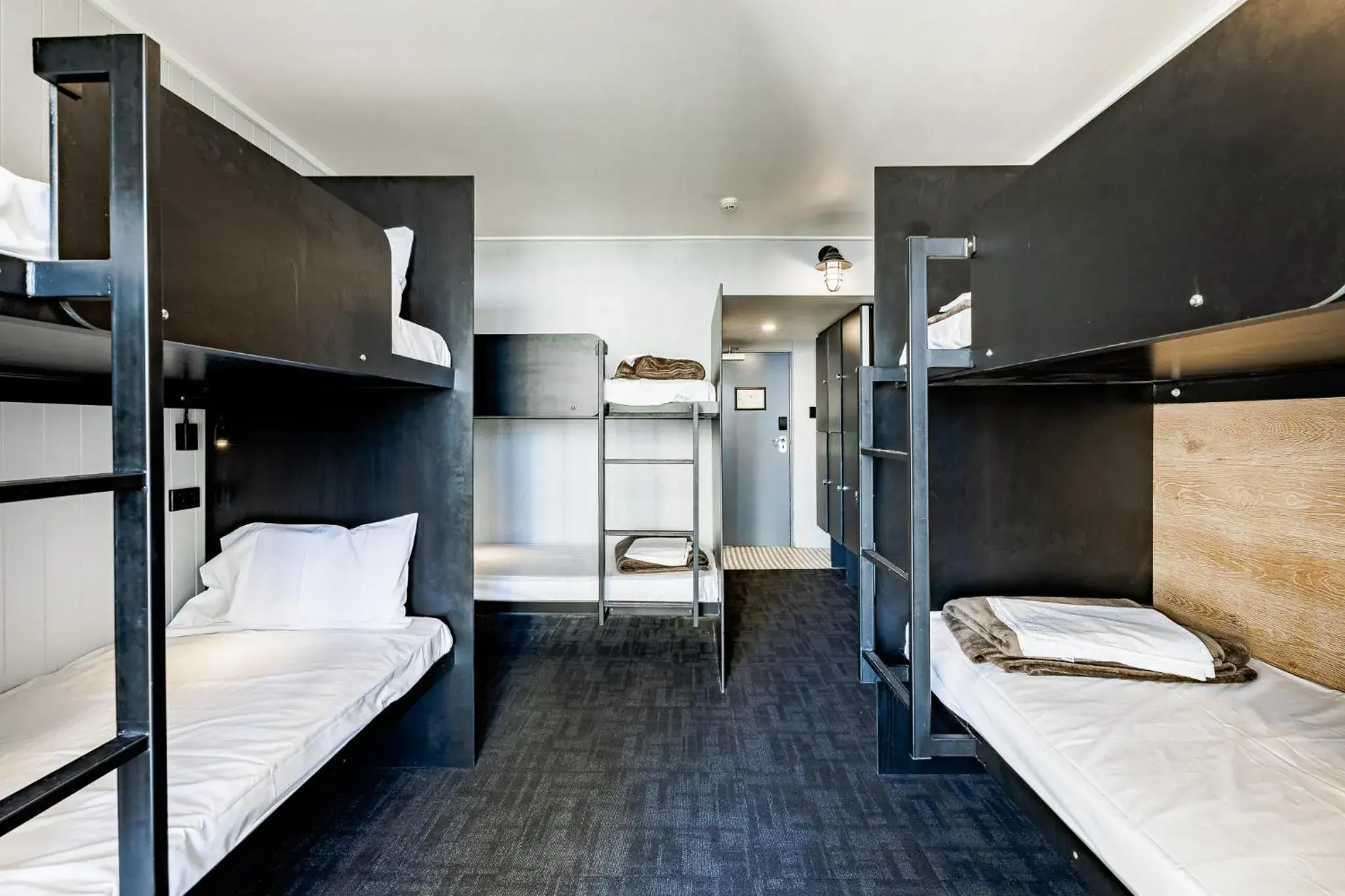 Bed, Bunk Bed in Bunk Surfers Paradise