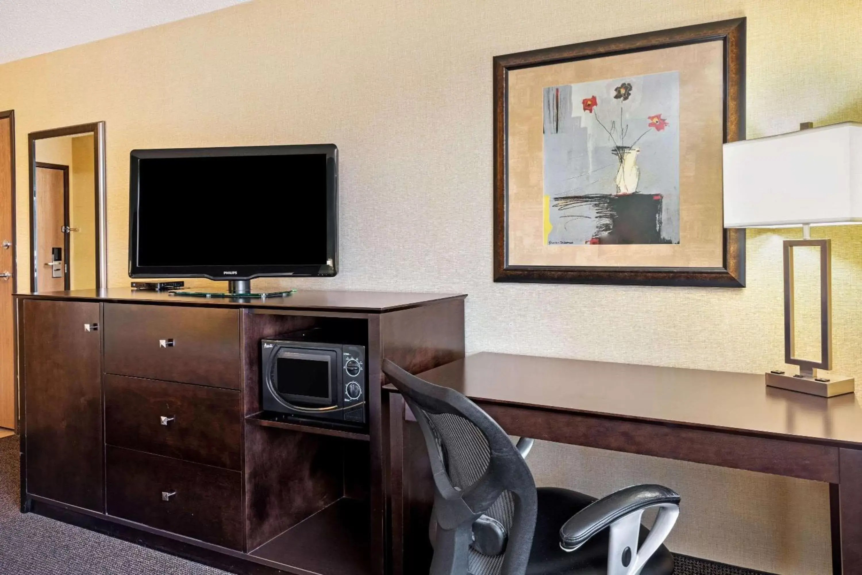 Photo of the whole room, TV/Entertainment Center in La Quinta by Wyndham Boise Airport