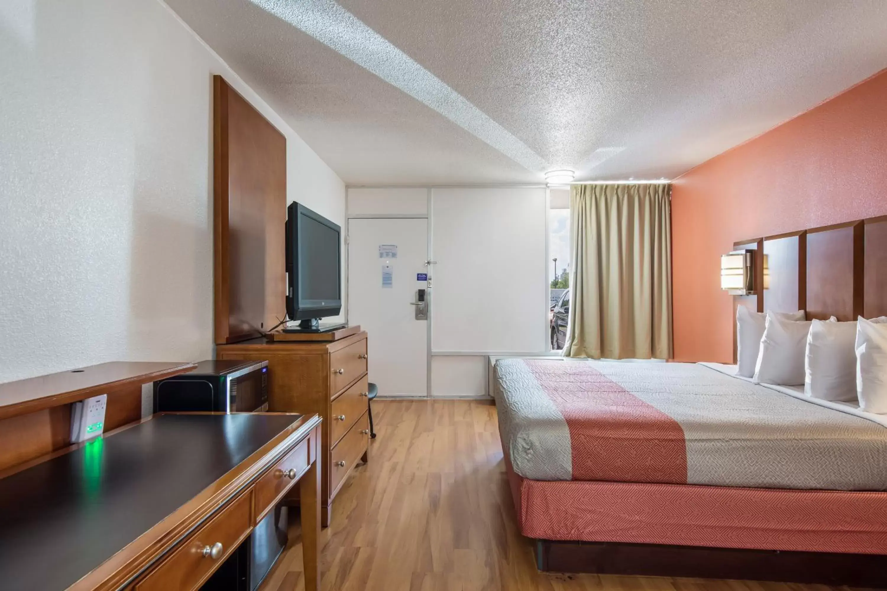 Bedroom in Motel 6-Van Buren, AR