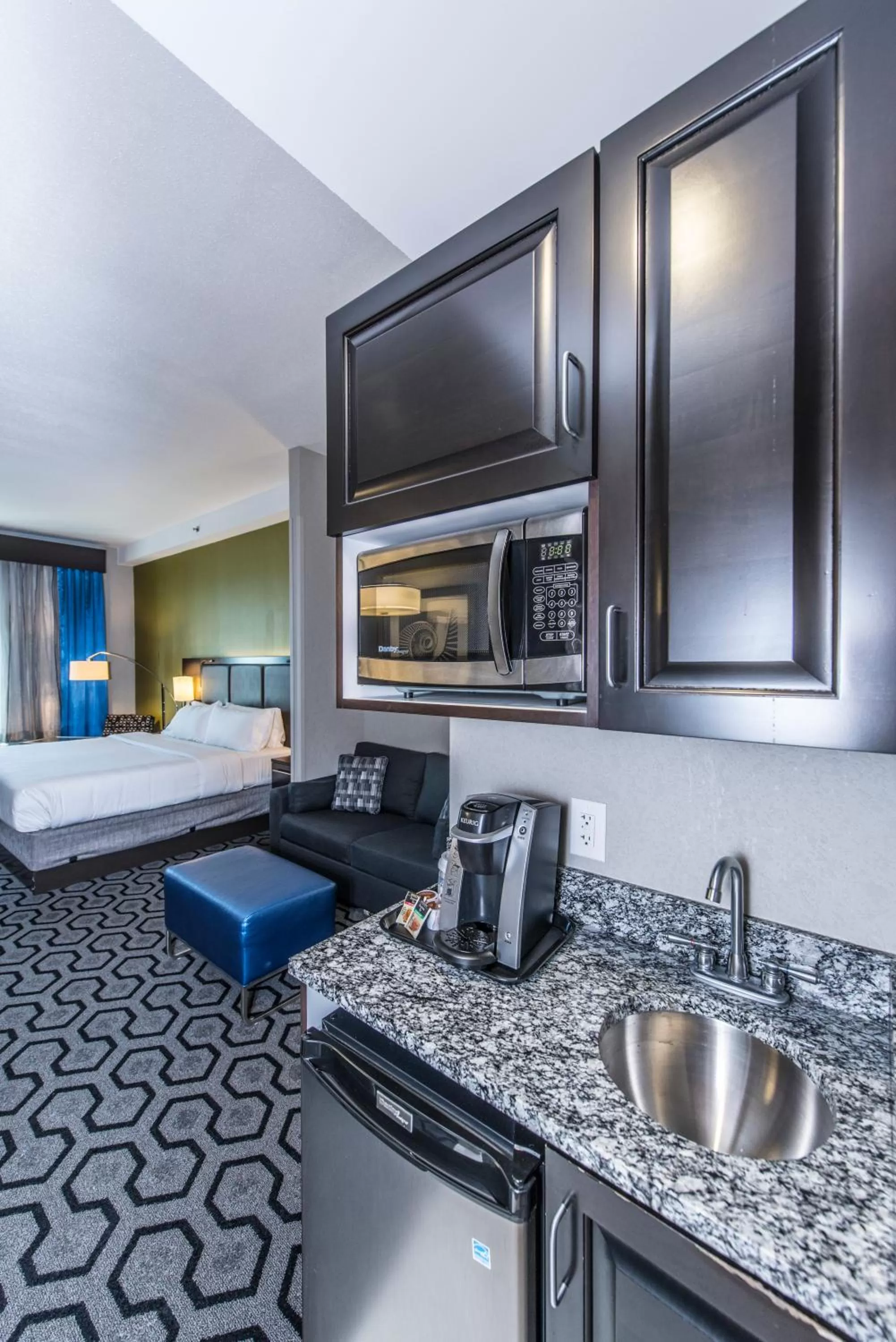 Kitchen or kitchenette in Holiday Inn Express & Suites Charleston Arpt-Conv Ctr Area by IHG