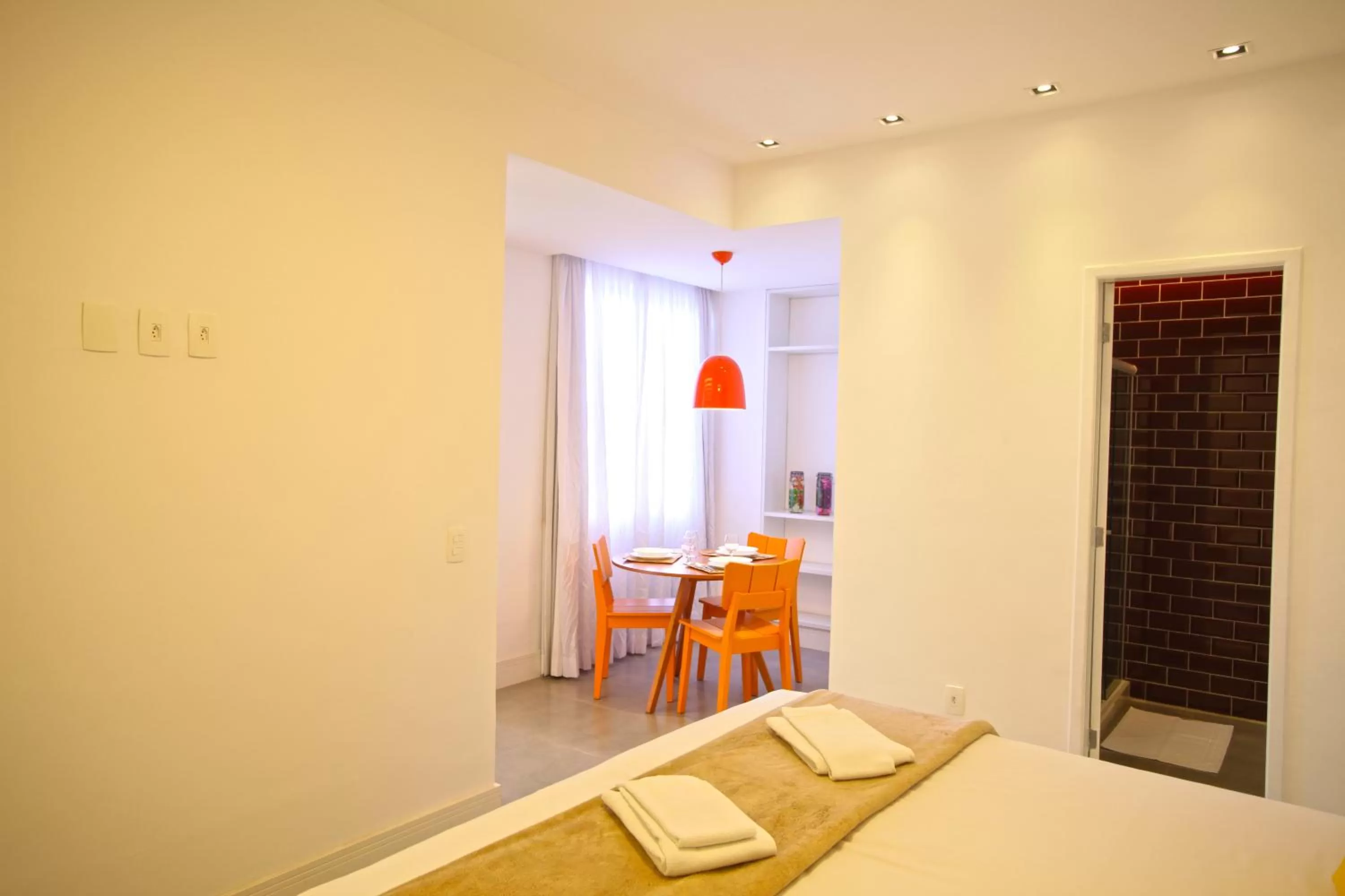 Bathroom, Bed in Sugar Loft Apartments