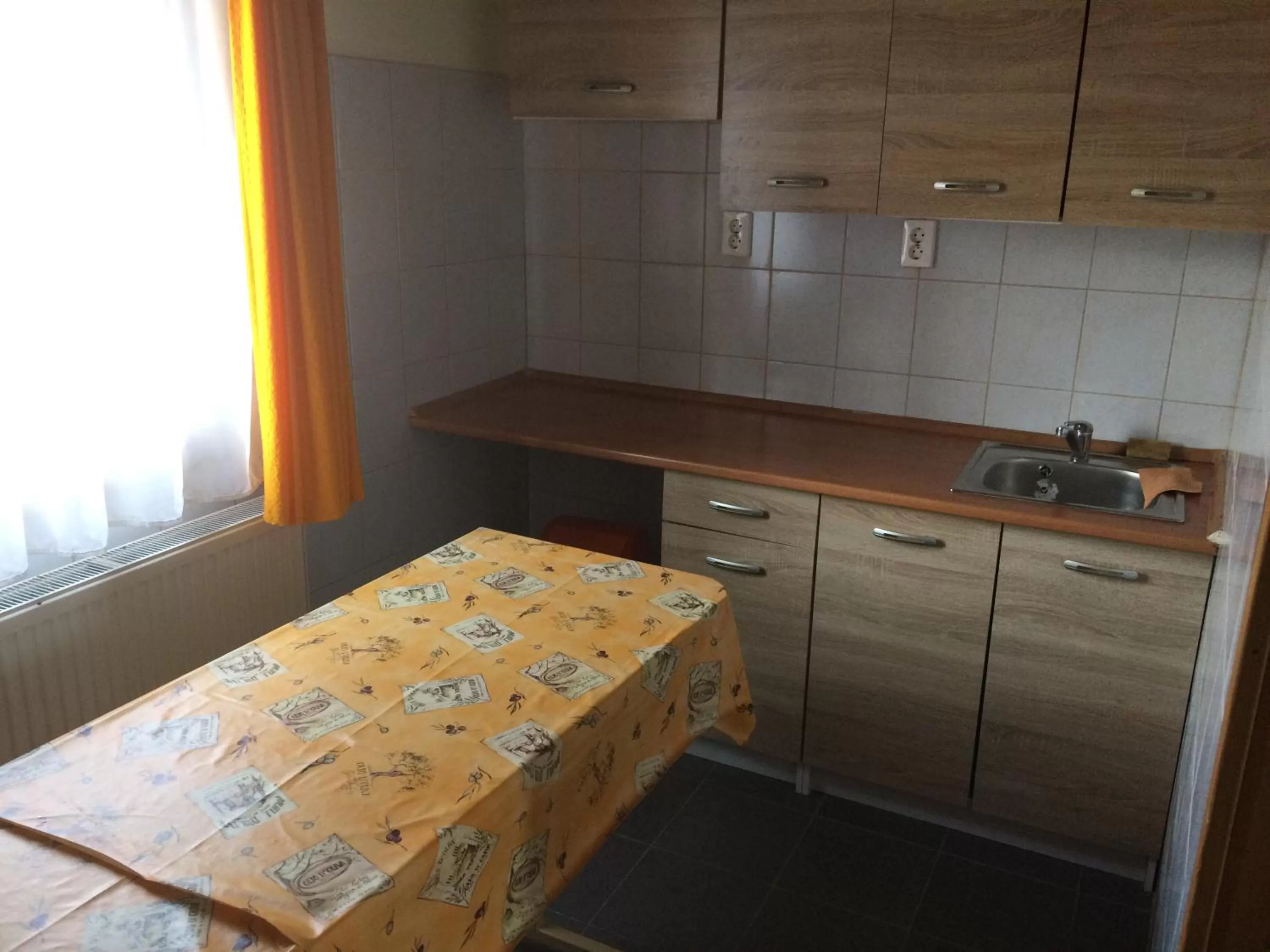 Kitchen or kitchenette in Convoy Panzió