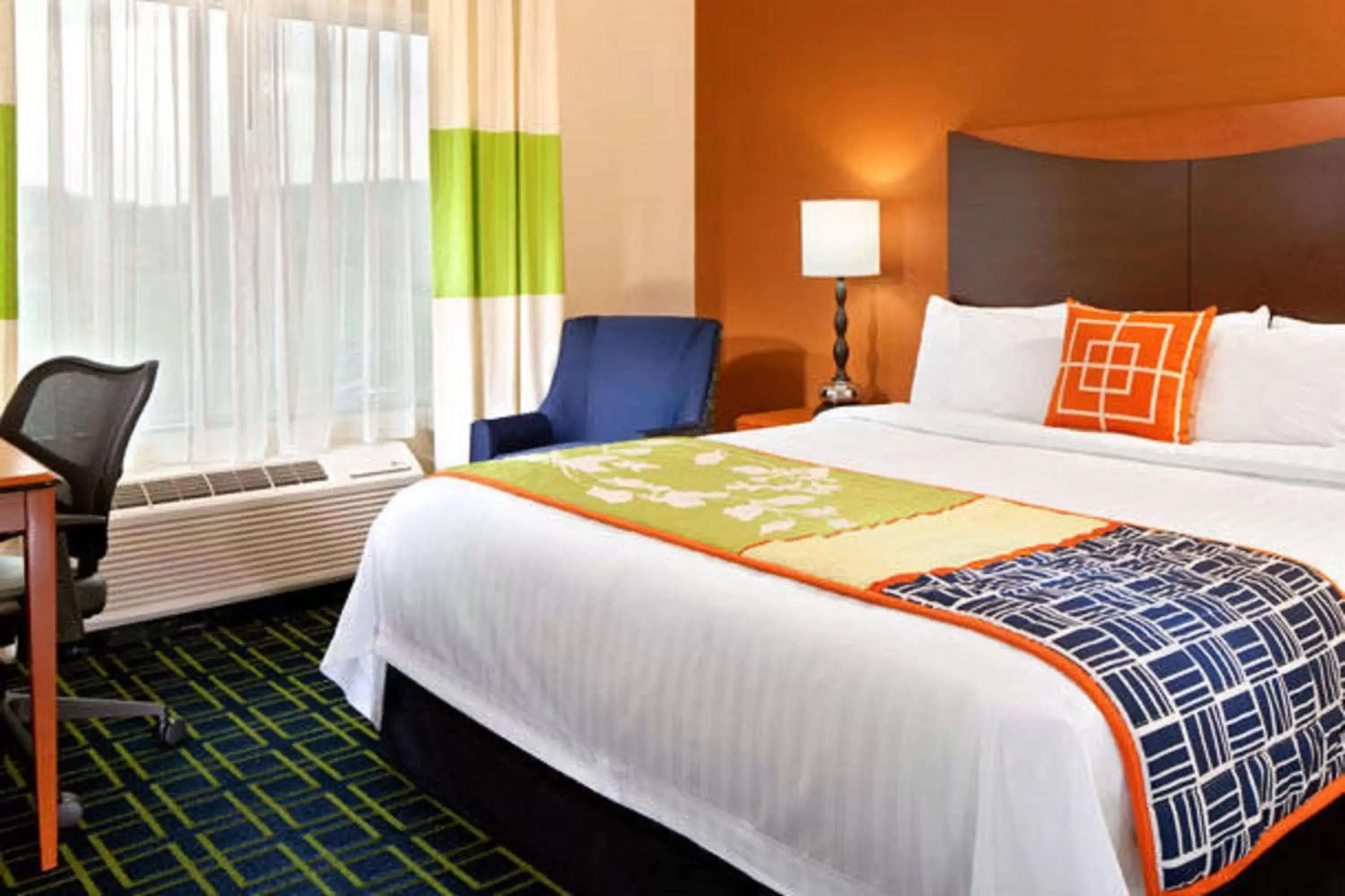 Photo of the whole room, Bed in Fairfield Inn and Suites by Marriott Tulsa Southeast/Crossroads Village
