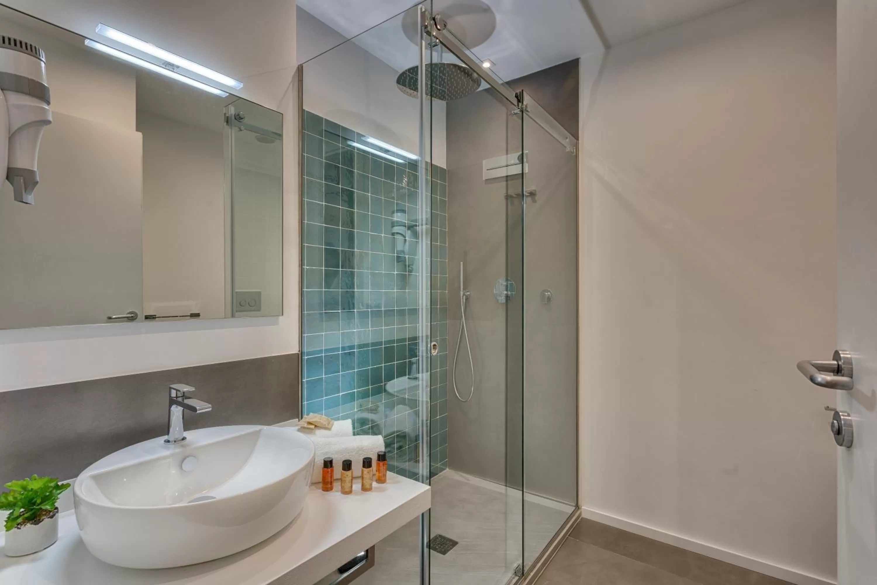 Shower in Navona Theatre Hotel