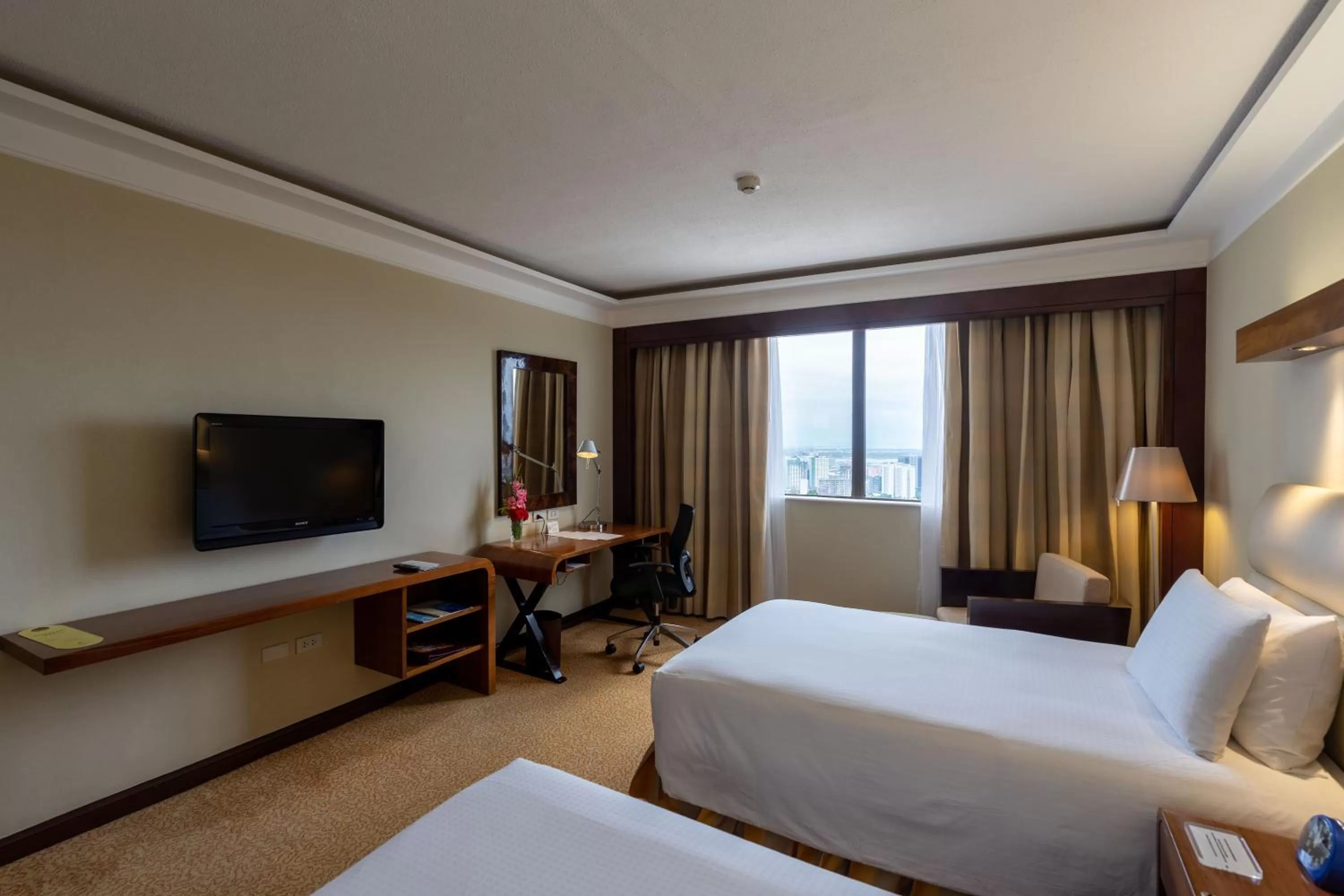 Communal lounge/ TV room, Bed in Marco Polo Plaza Cebu