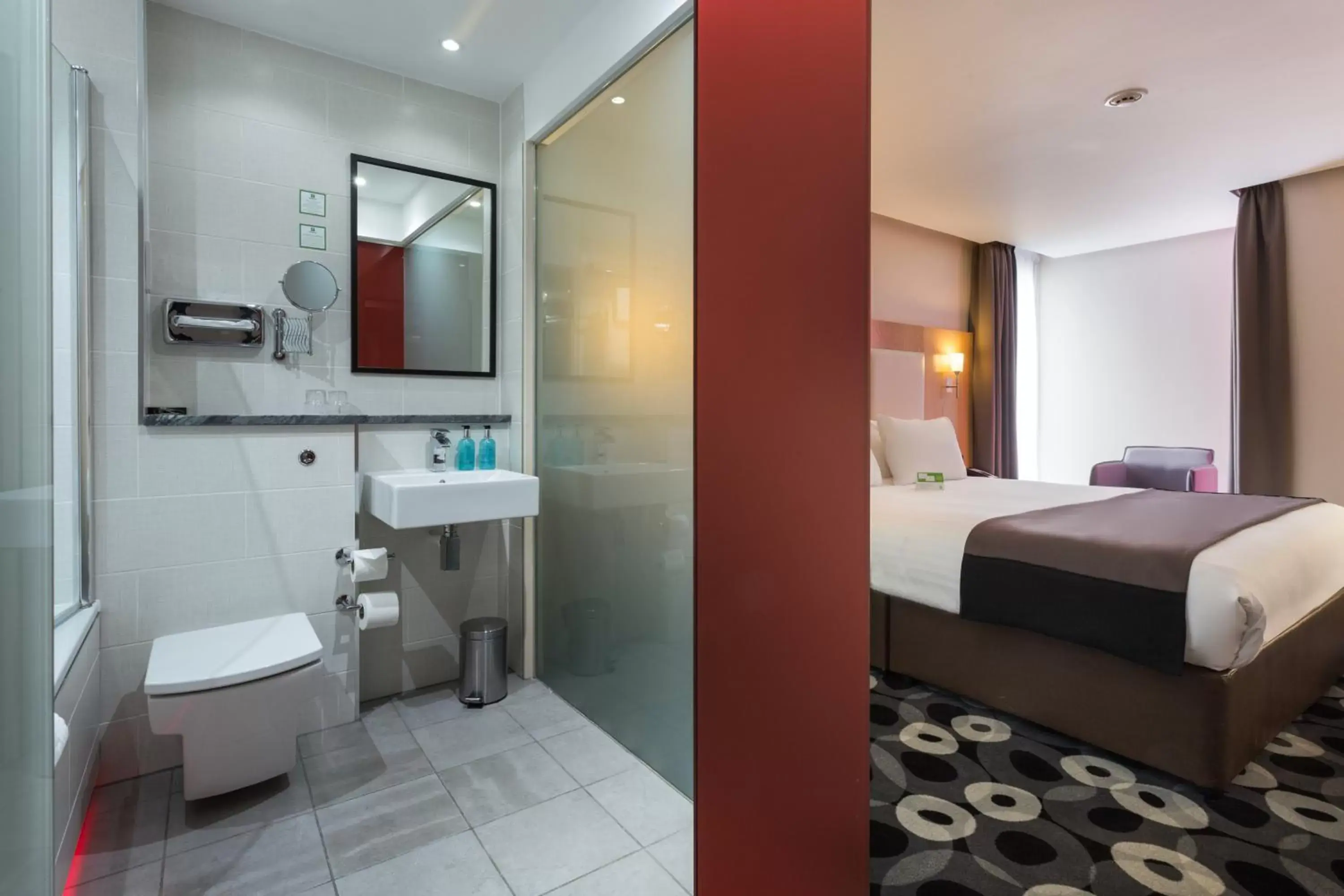 Photo of the whole room, Bathroom in Holiday Inn Sittingbourne, an IHG Hotel