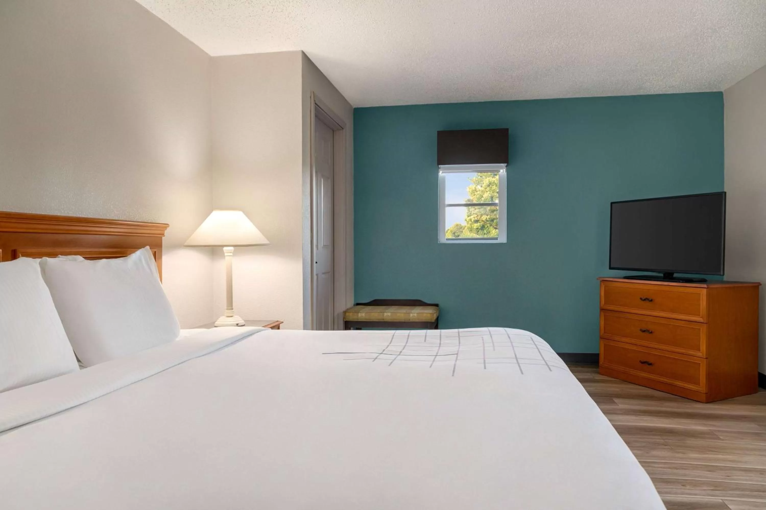 Bed in La Quinta Inn by Wyndham Columbus Airport Area