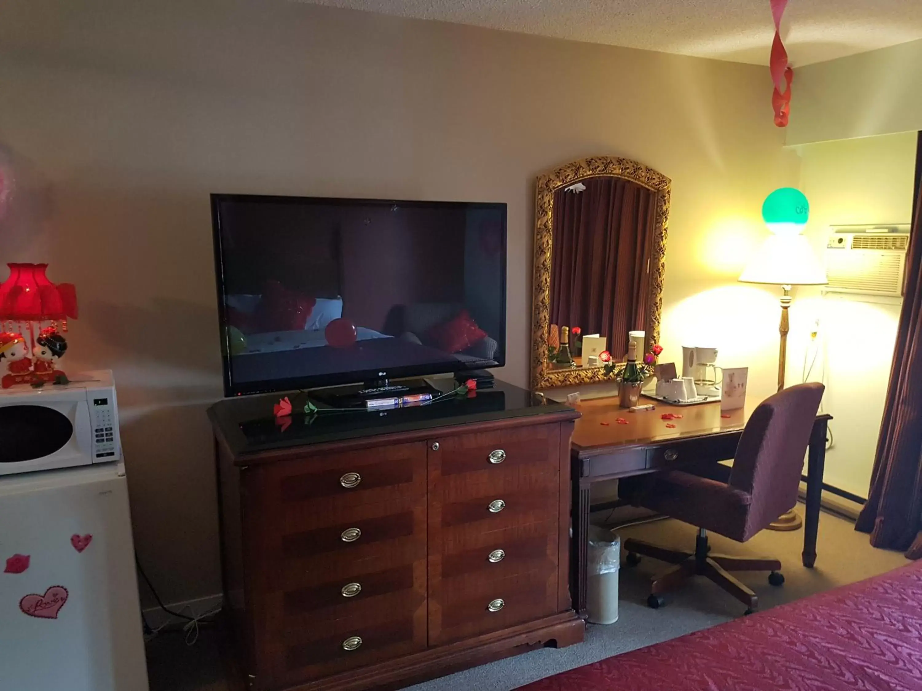 Other, TV/Entertainment Center in Windsor Motel