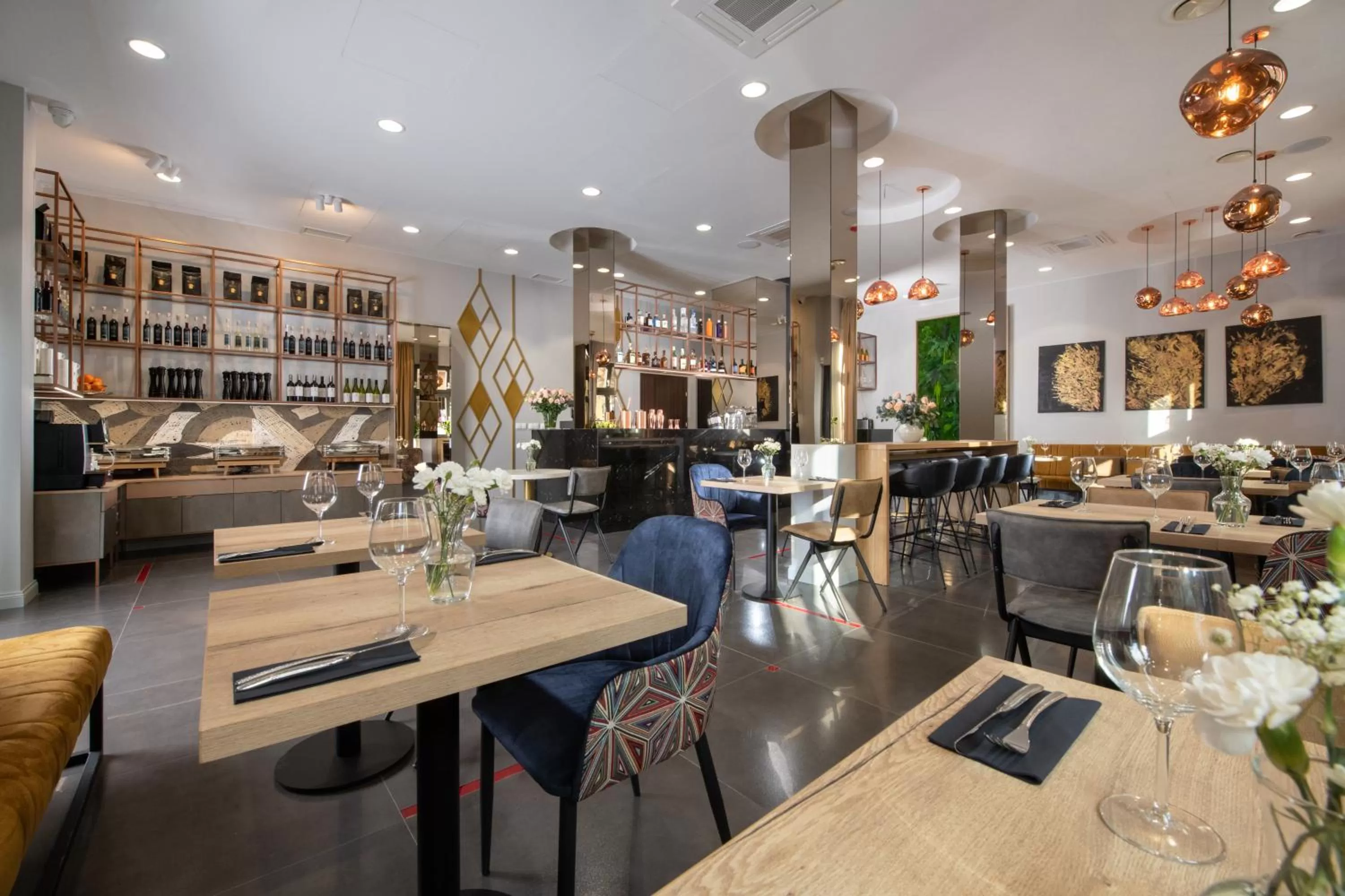 Restaurant/places to eat in Xerion Hotel