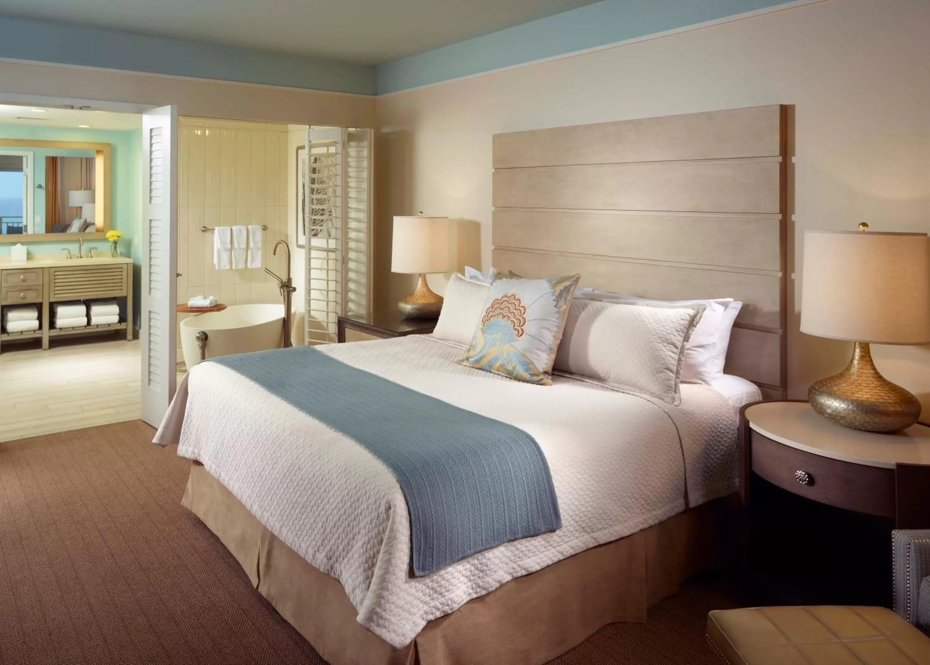 Photo of the whole room, Bed in Omni Amelia Island Resort