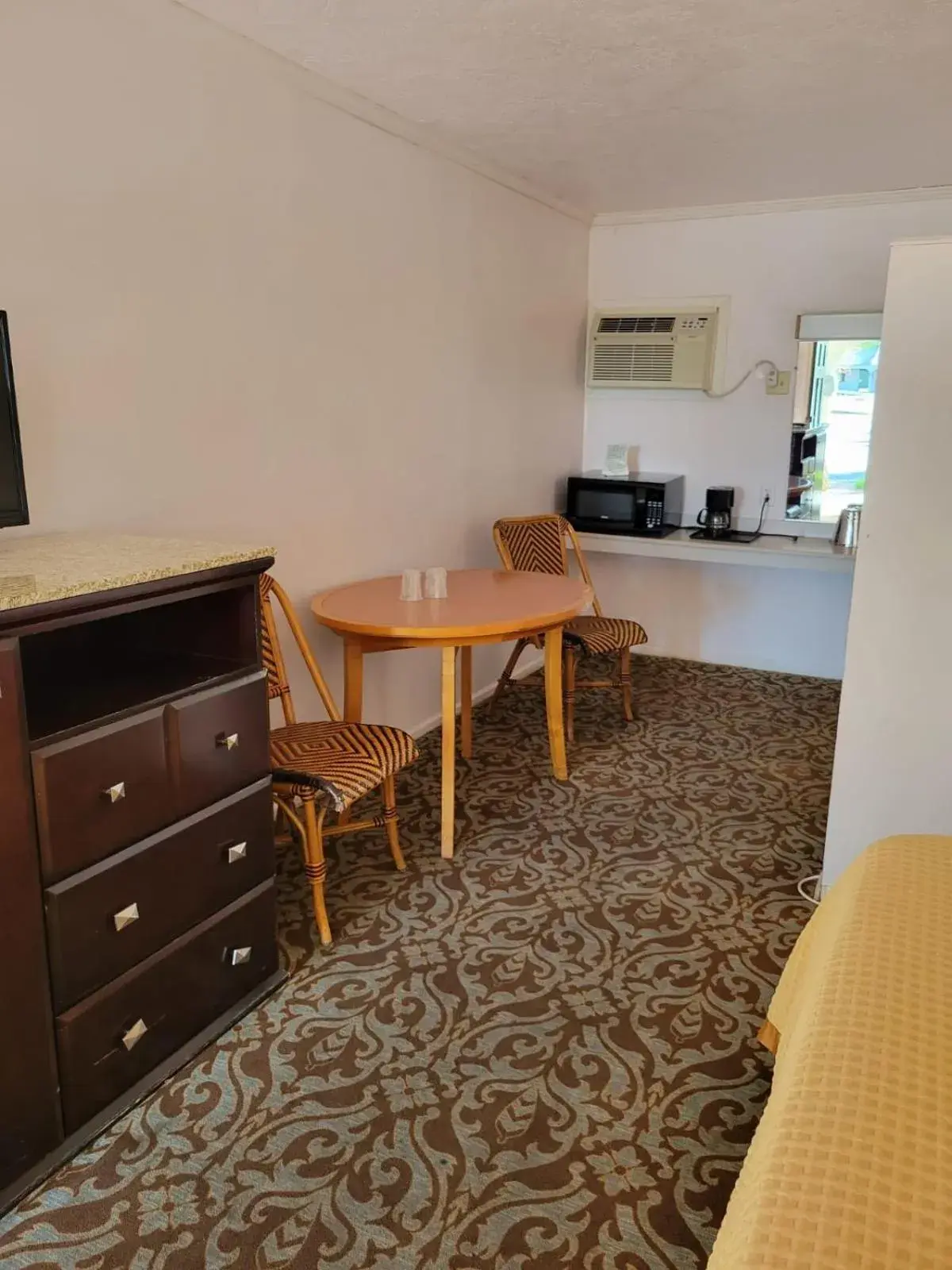 Bedroom, TV/Entertainment Center in Emerald Inn & Lounge