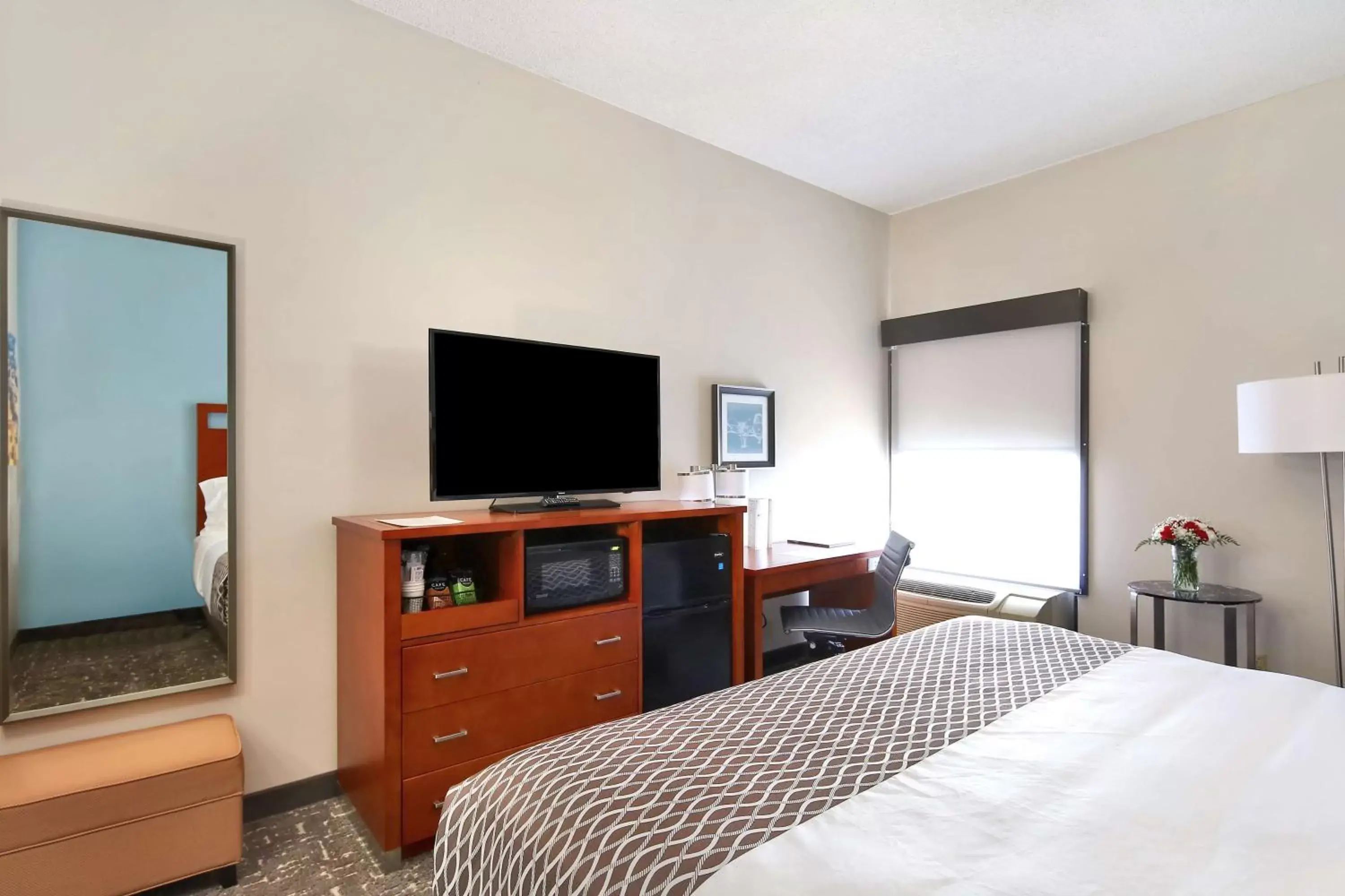 Photo of the whole room, TV/Entertainment Center in Best Western Plus Bellingham