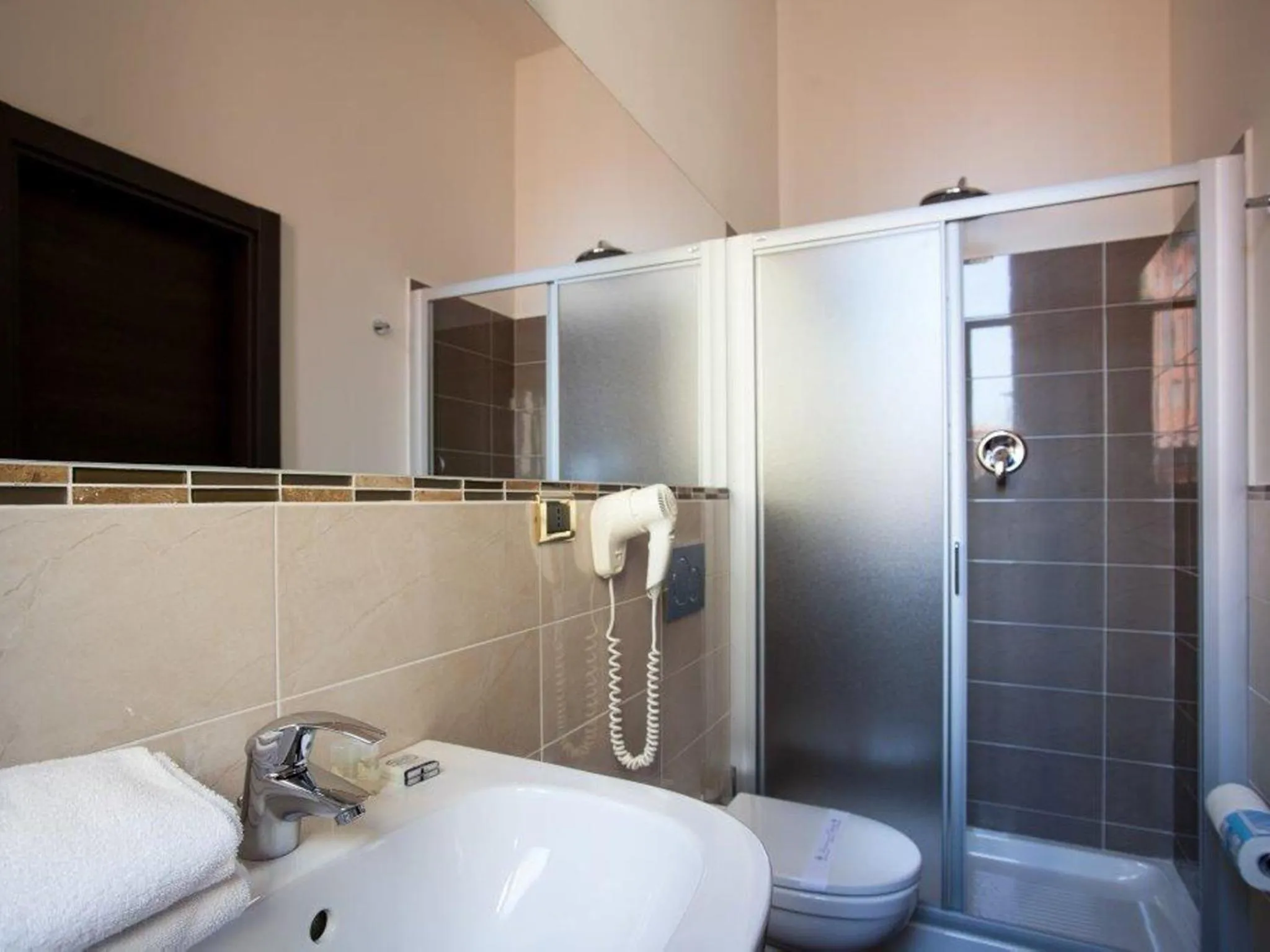 Shower in Hotel Astoria