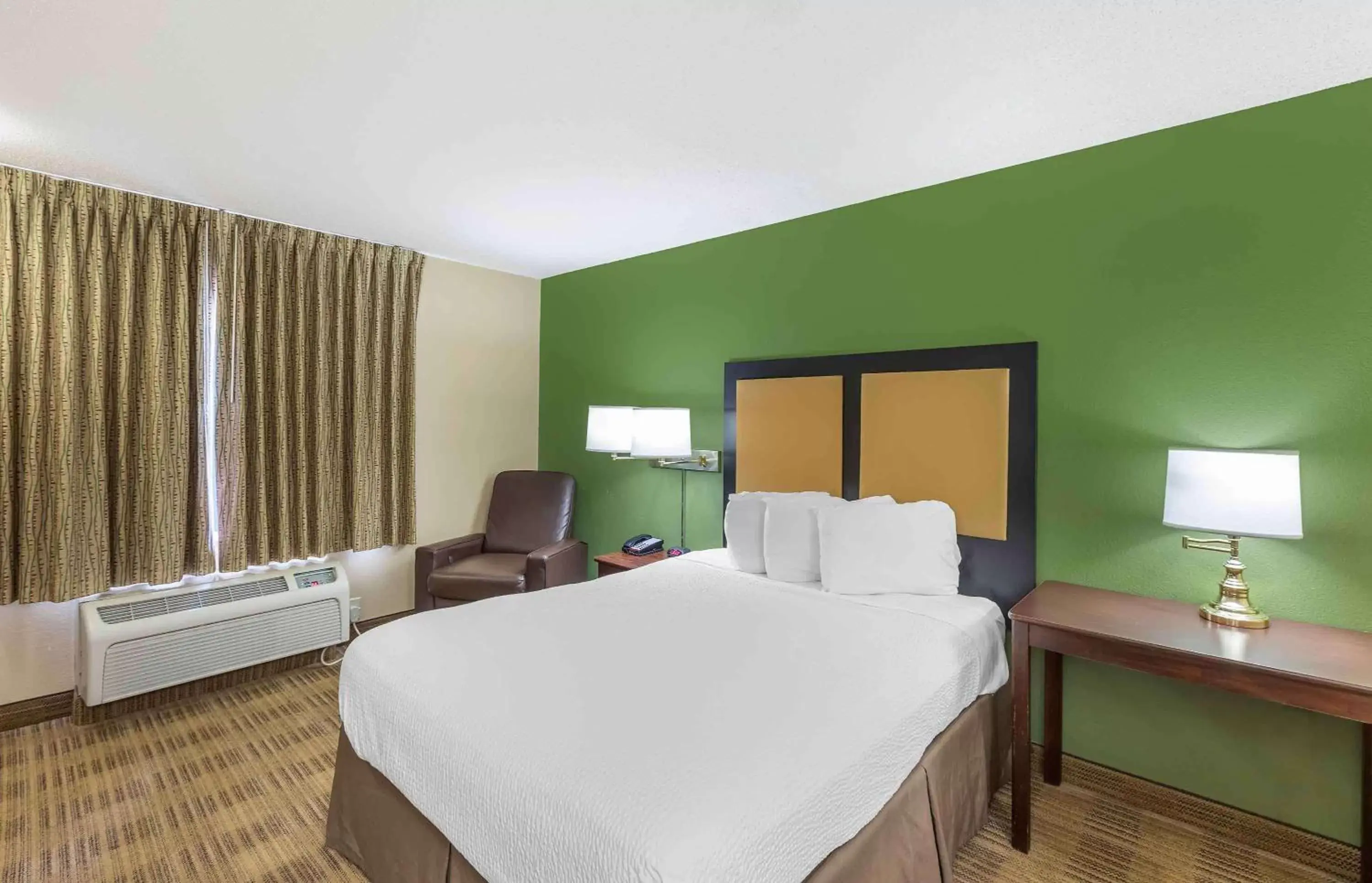 Bedroom, Bed in Extended Stay America Suites - Milwaukee - Wauwatosa