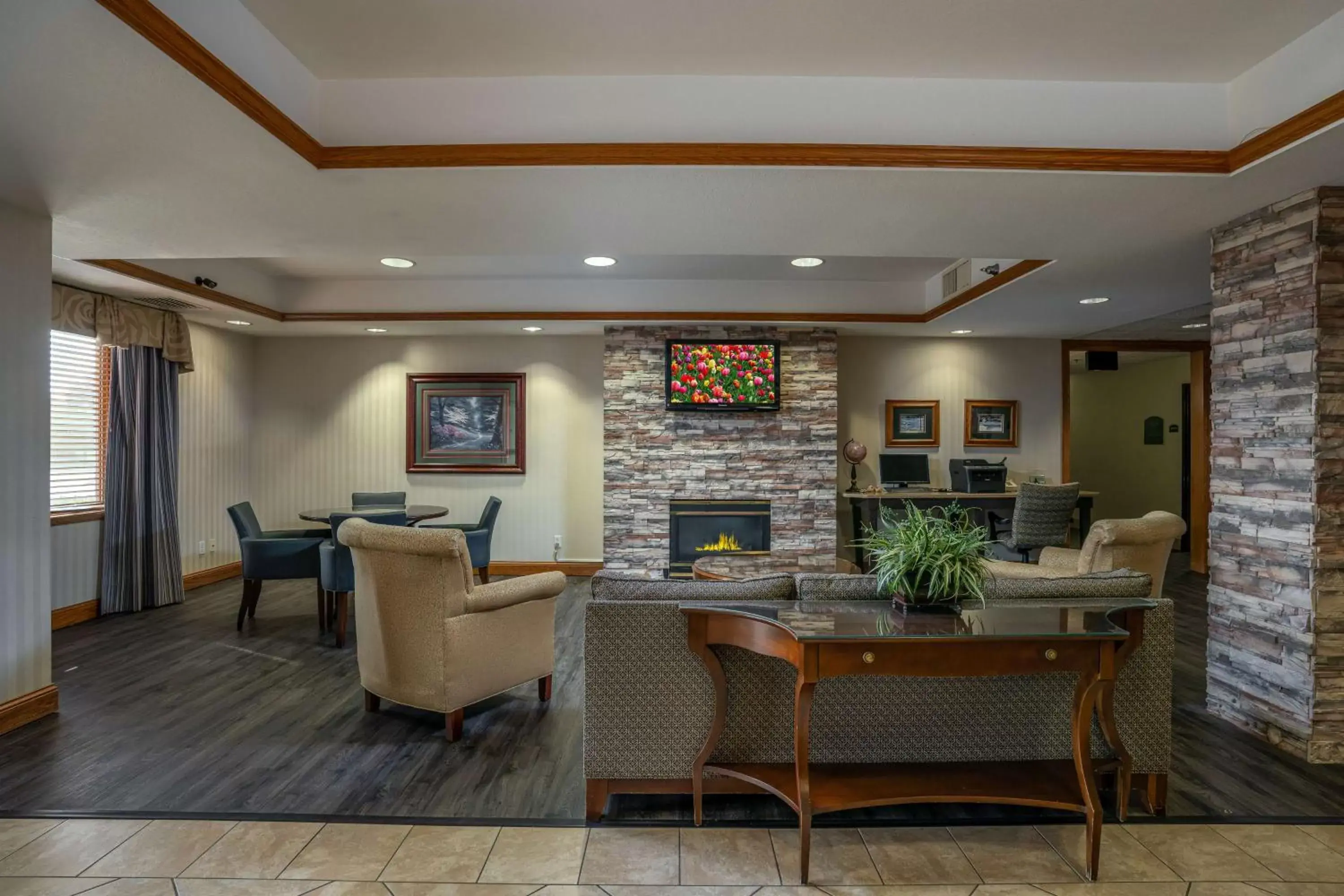 Lobby or reception, Restaurant/Places to Eat in GrandStay Hotel & Suites Pella