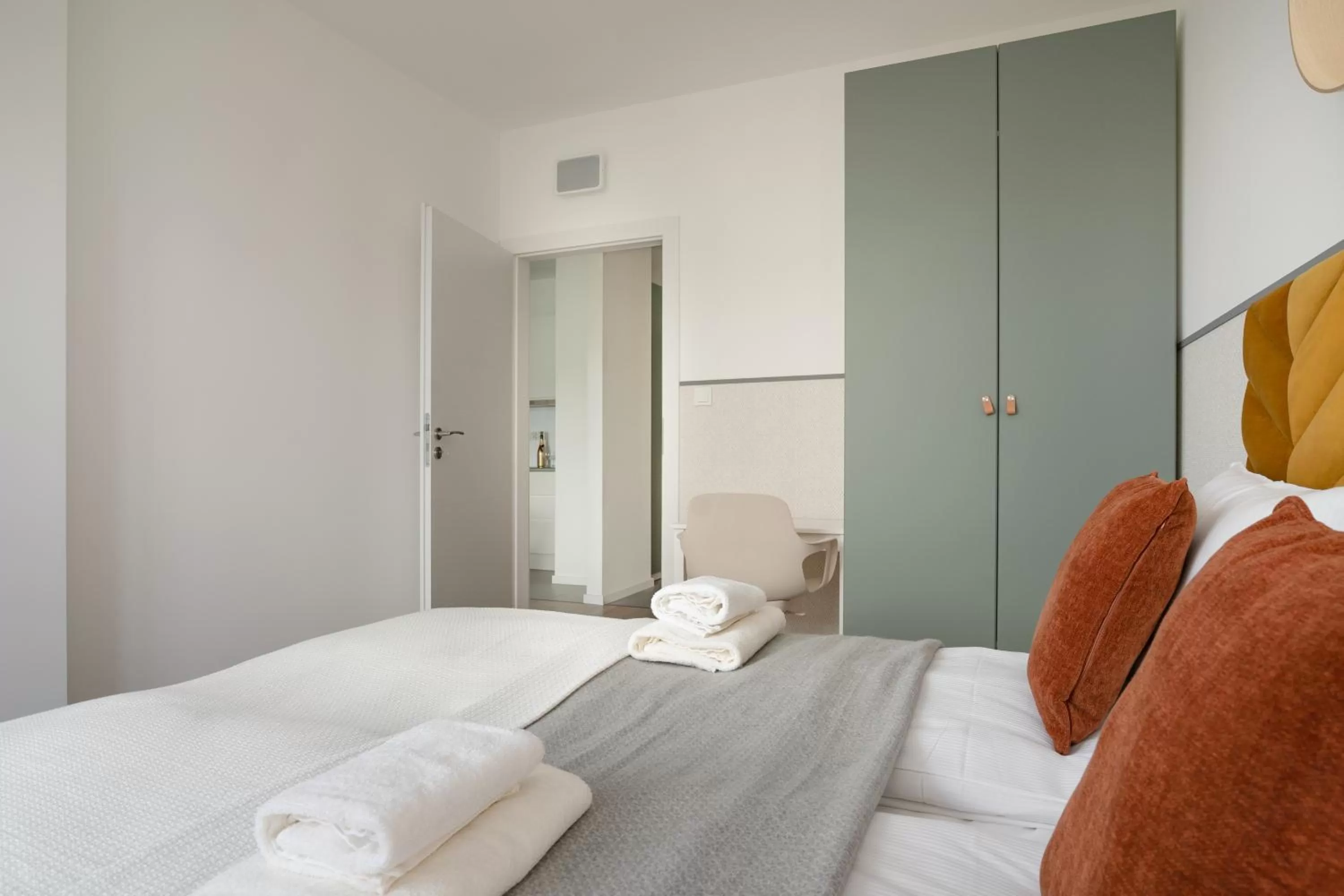 Bed in Symphony Modern Tower Apartamenty