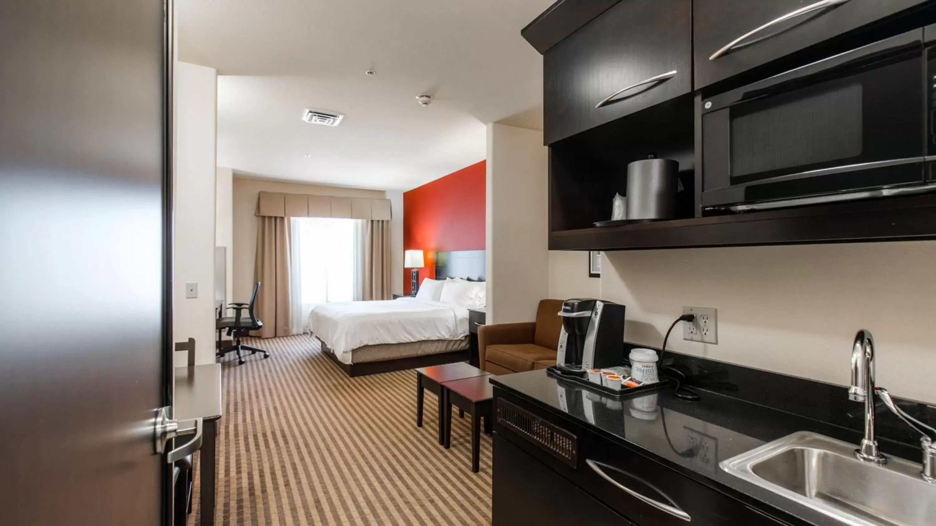 Photo of the whole room, Kitchen/Kitchenette in Holiday Inn Express Hotel & Suites Oklahoma City Northwest, an IHG Hotel