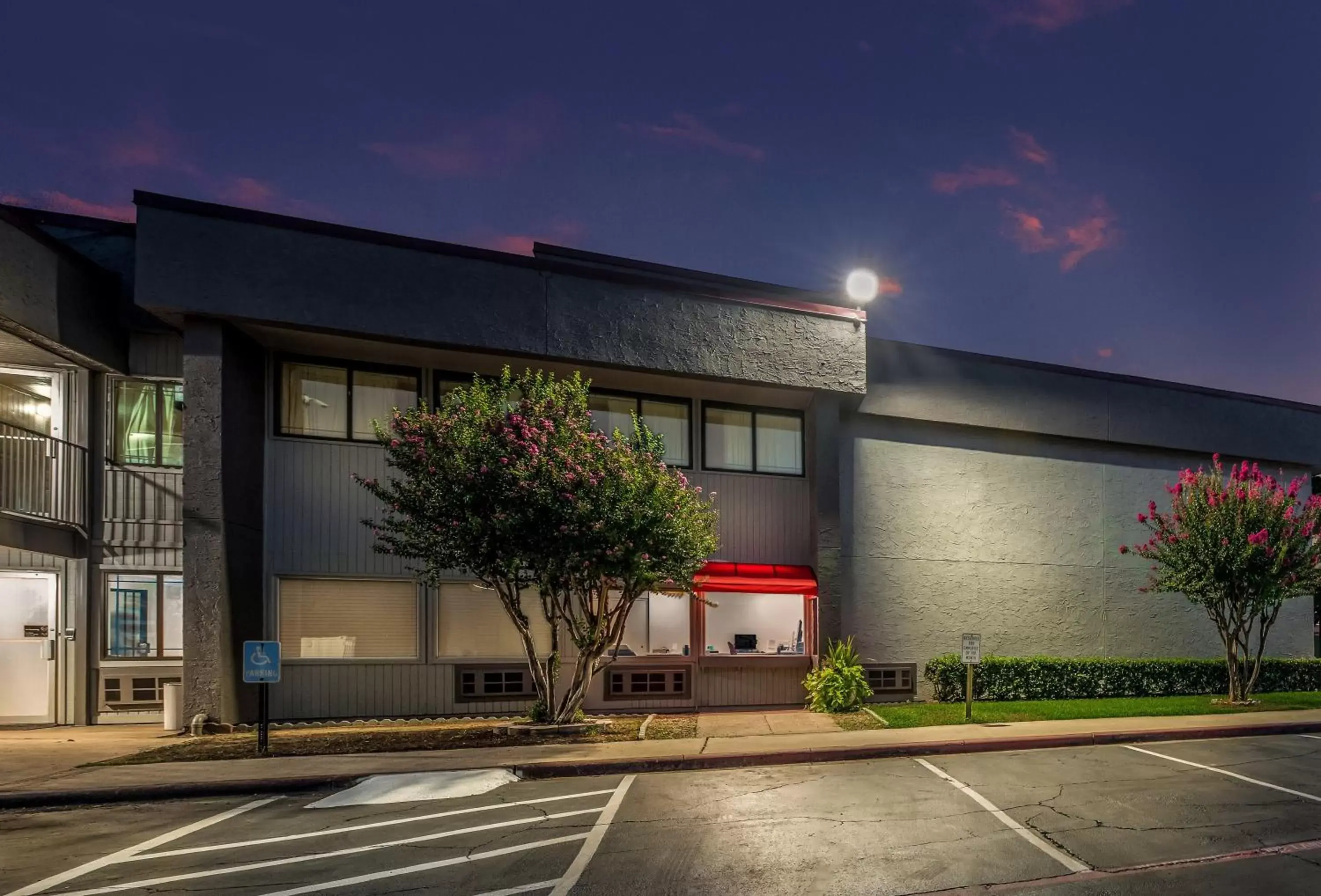 Property building, Facade/Entrance in Red Roof Inn Lewisville