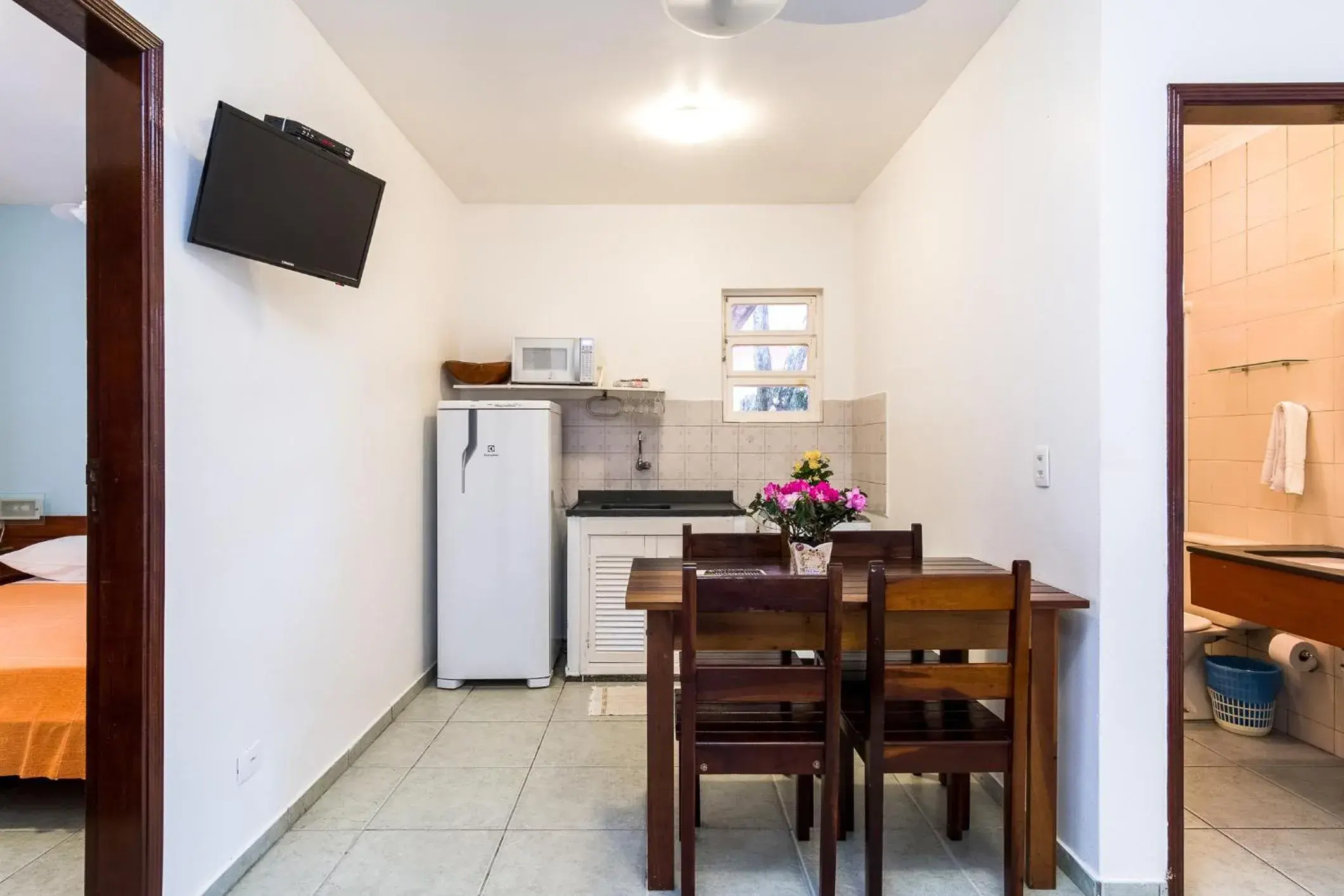 Kitchen or kitchenette, Dining Area in Pousada Sanremo Inn