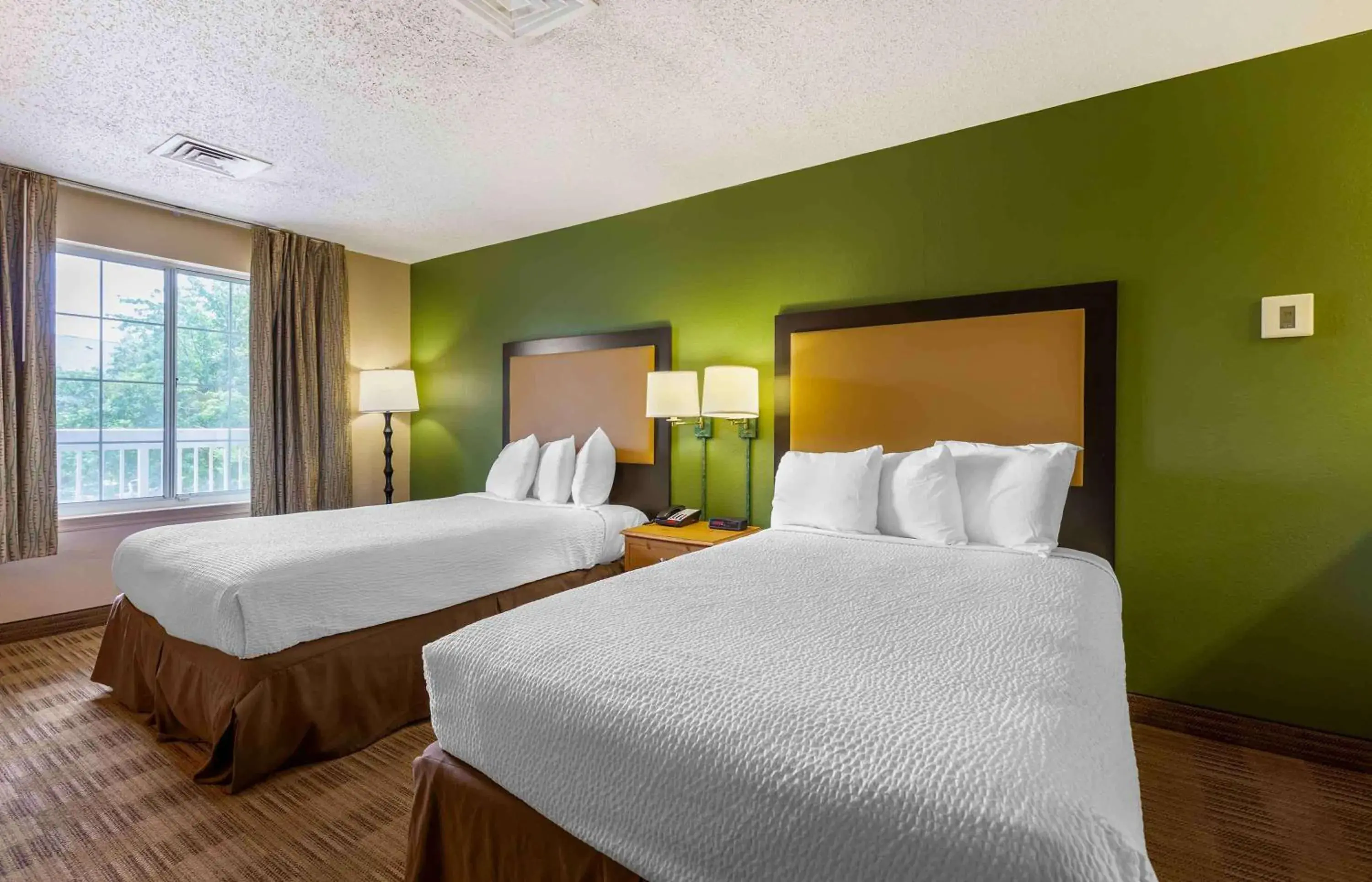 Bedroom, Bed in Extended Stay America Suites - Washington, DC - Chantilly