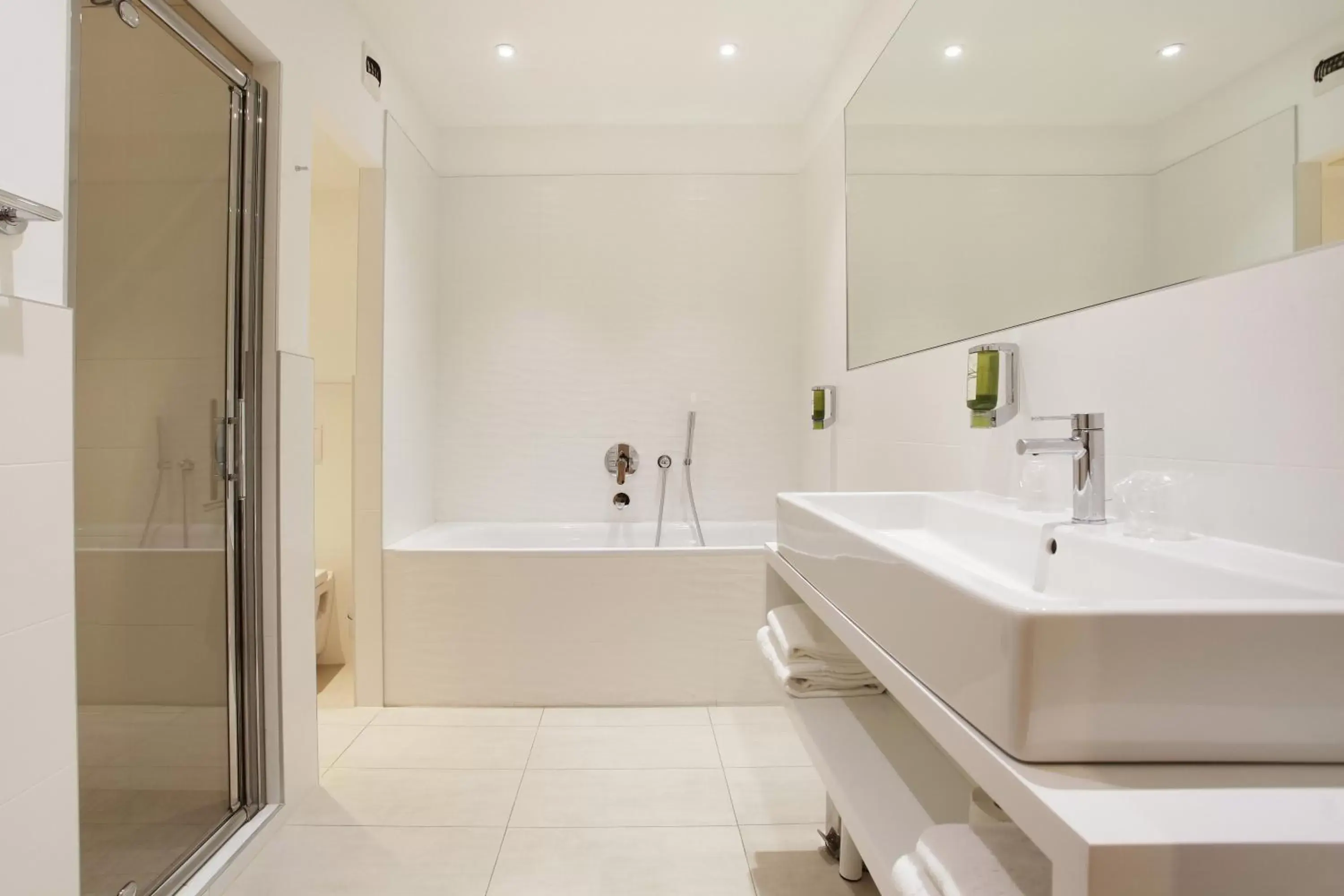 Shower, Bathroom in Hôtel Rotonde