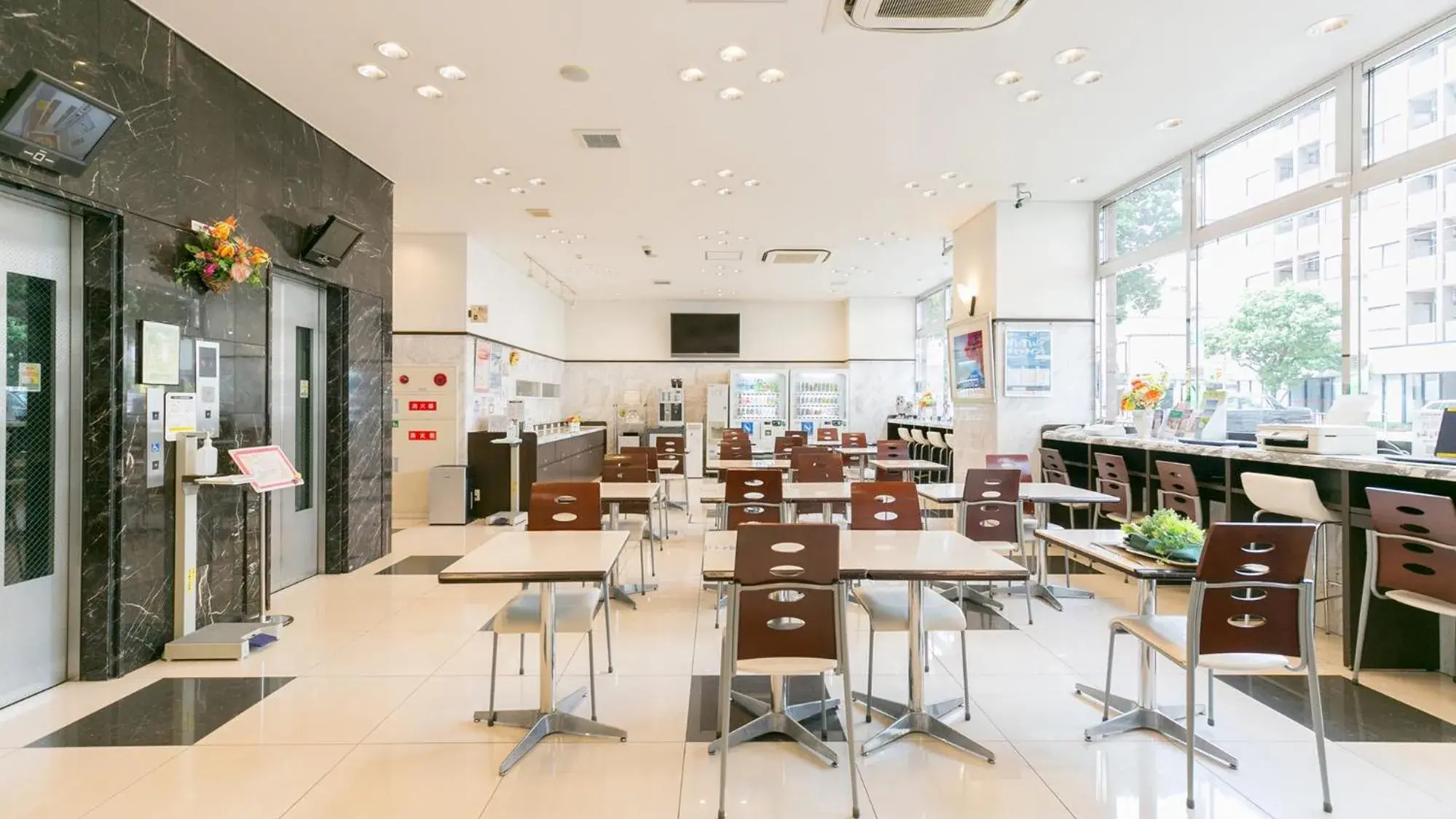 Lobby or reception, Restaurant/Places to Eat in Toyoko Inn Himeji-eki Shinkansen Kita-guchi