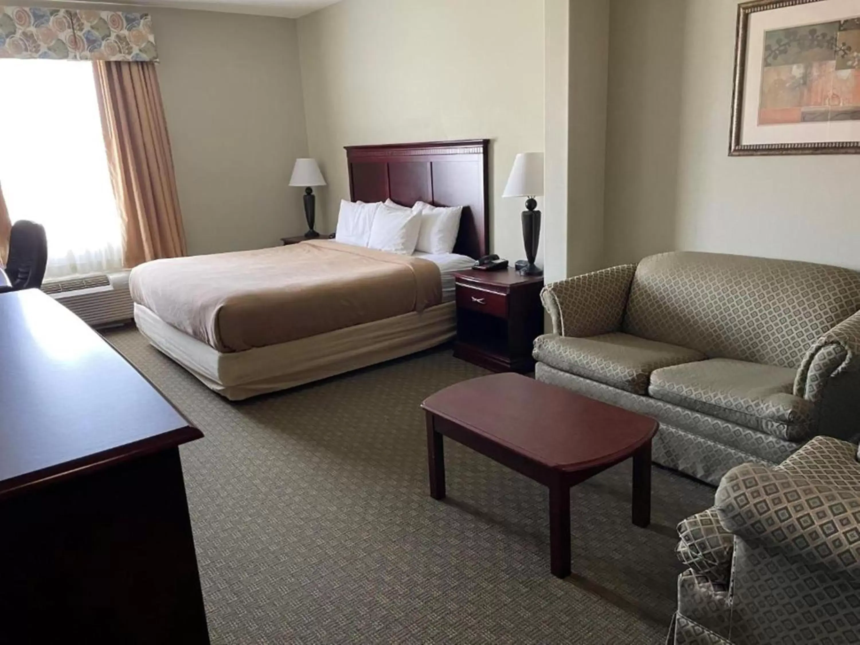 Living room, Bed in Heritage Inn and Suites