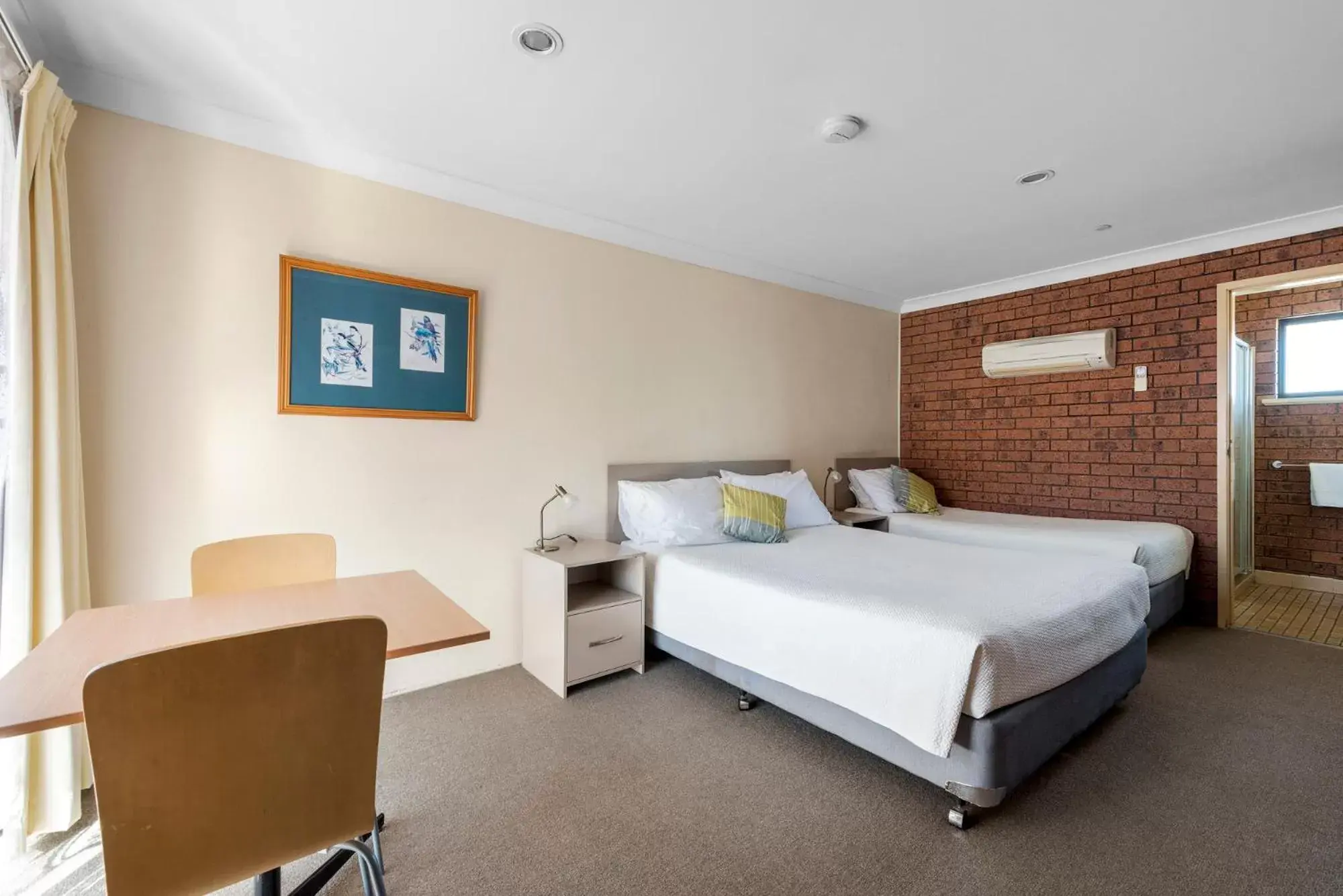 Photo of the whole room, Bed in Bomaderry Motor Inn