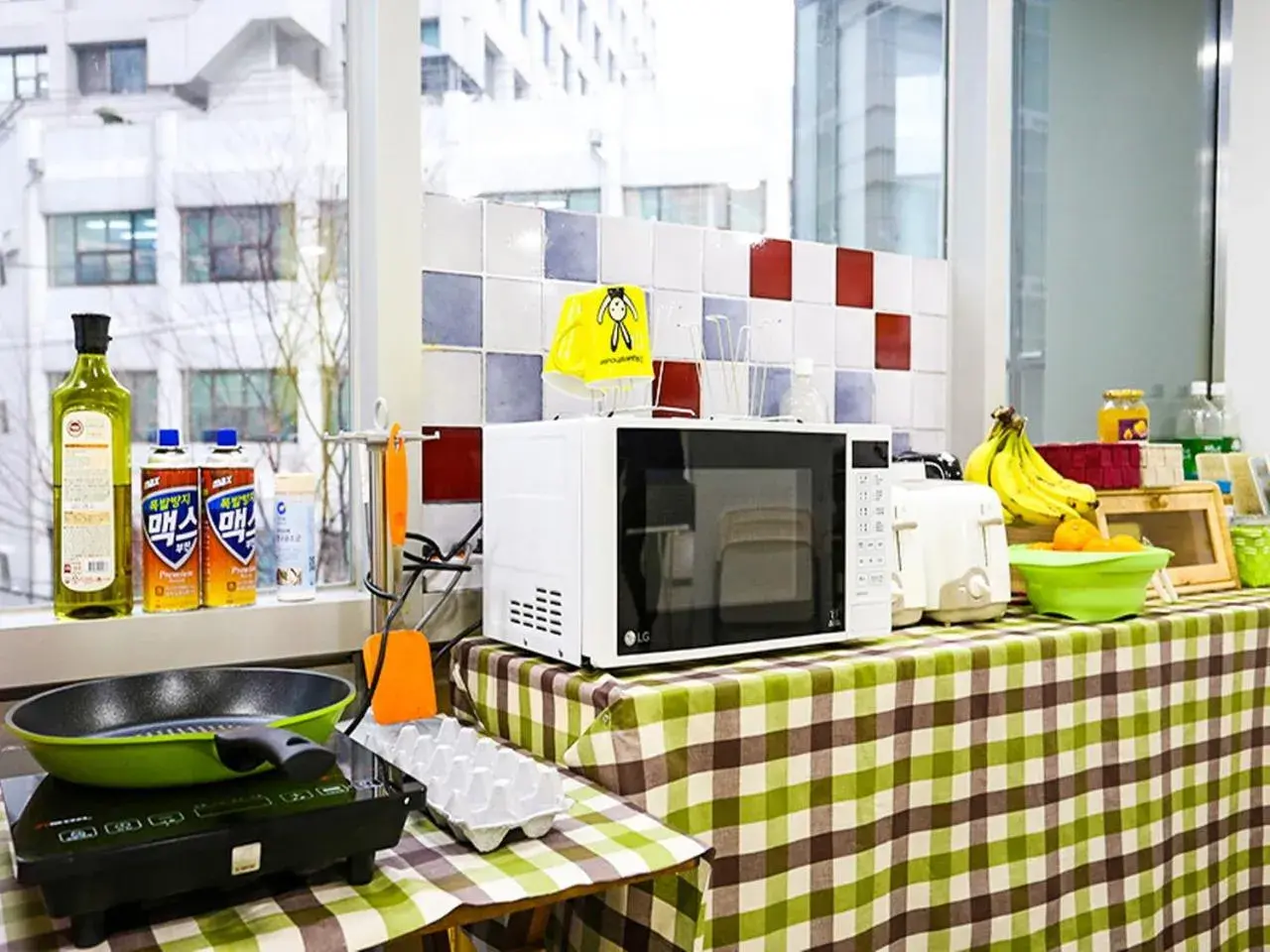 Communal kitchen, Kitchen/Kitchenette in 24 Guesthouse Seoul City Hall