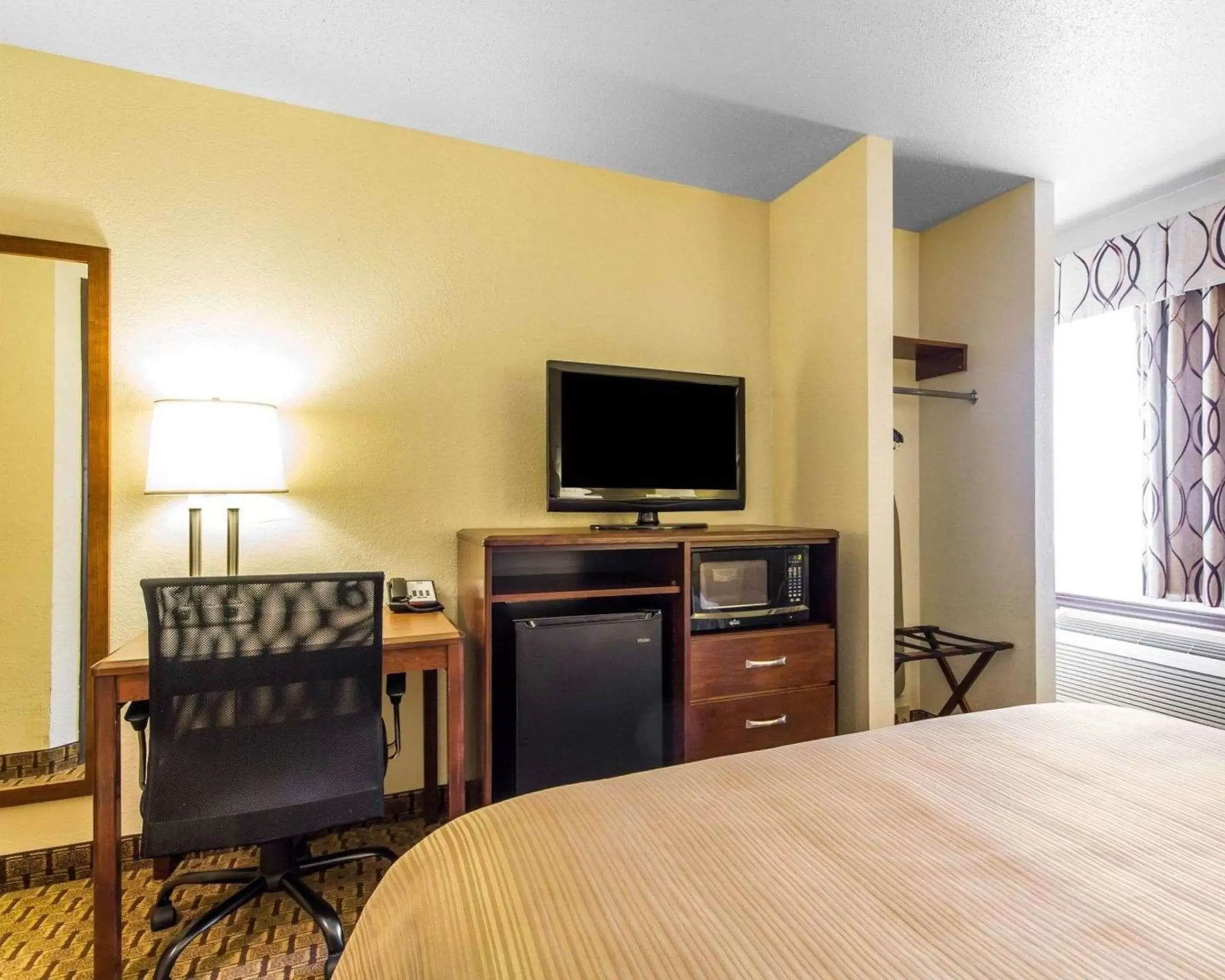 Photo of the whole room, TV/Entertainment Center in Quality Inn La Crosse