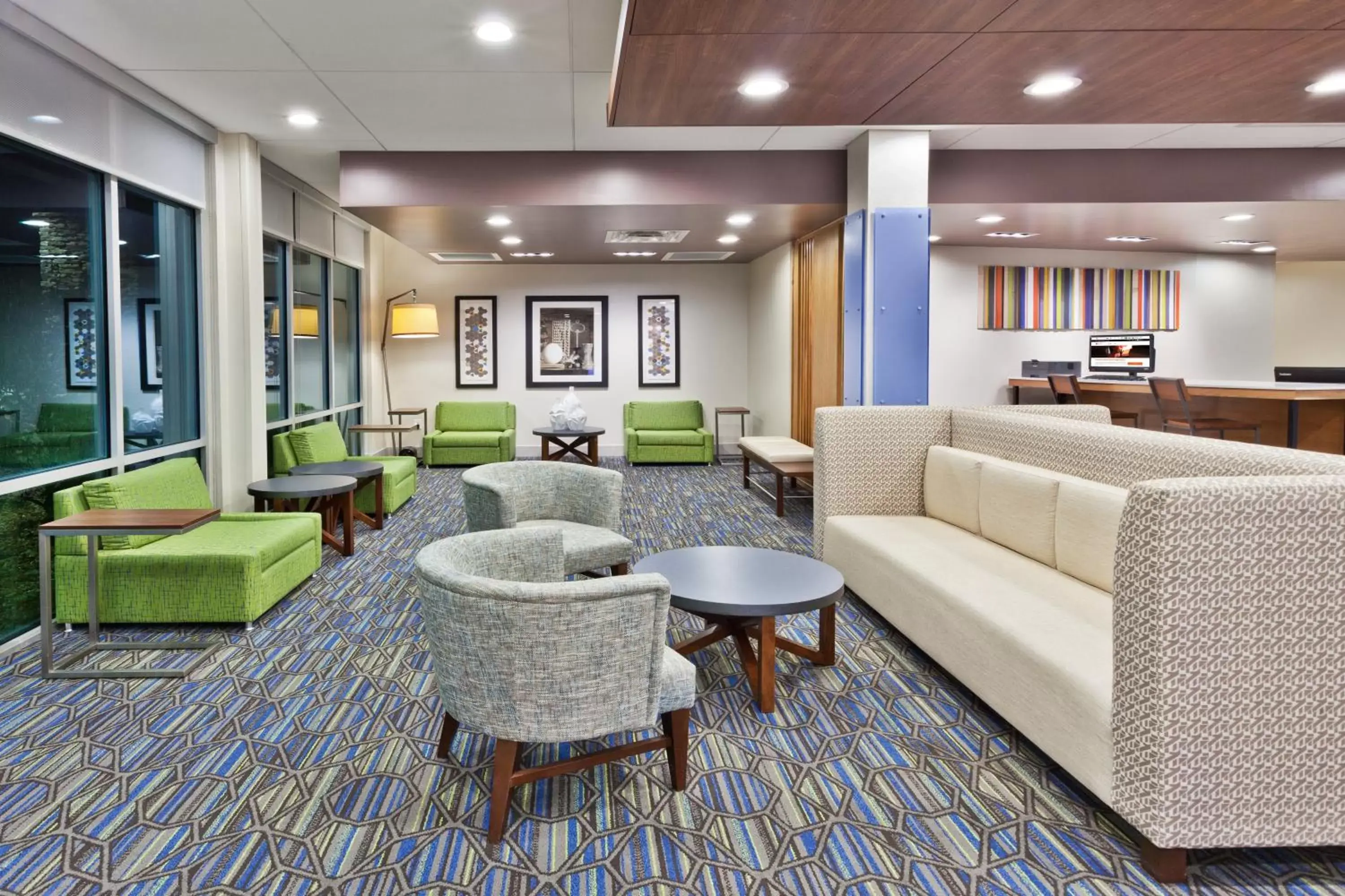 Property building, Lounge/Bar in Holiday Inn Express & Suites - Cartersville, an IHG Hotel