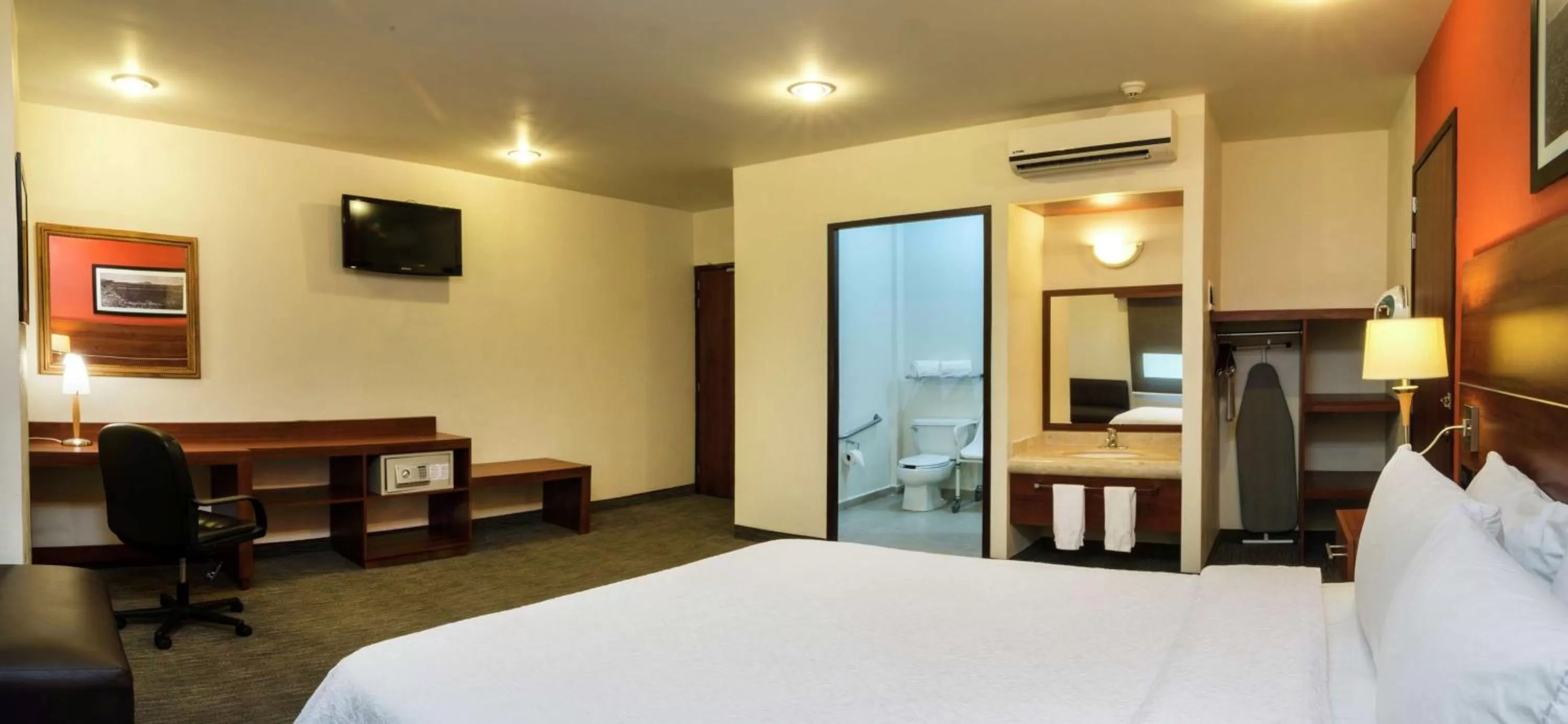 Bedroom, Bed in Hampton by Hilton San Juan del Rio