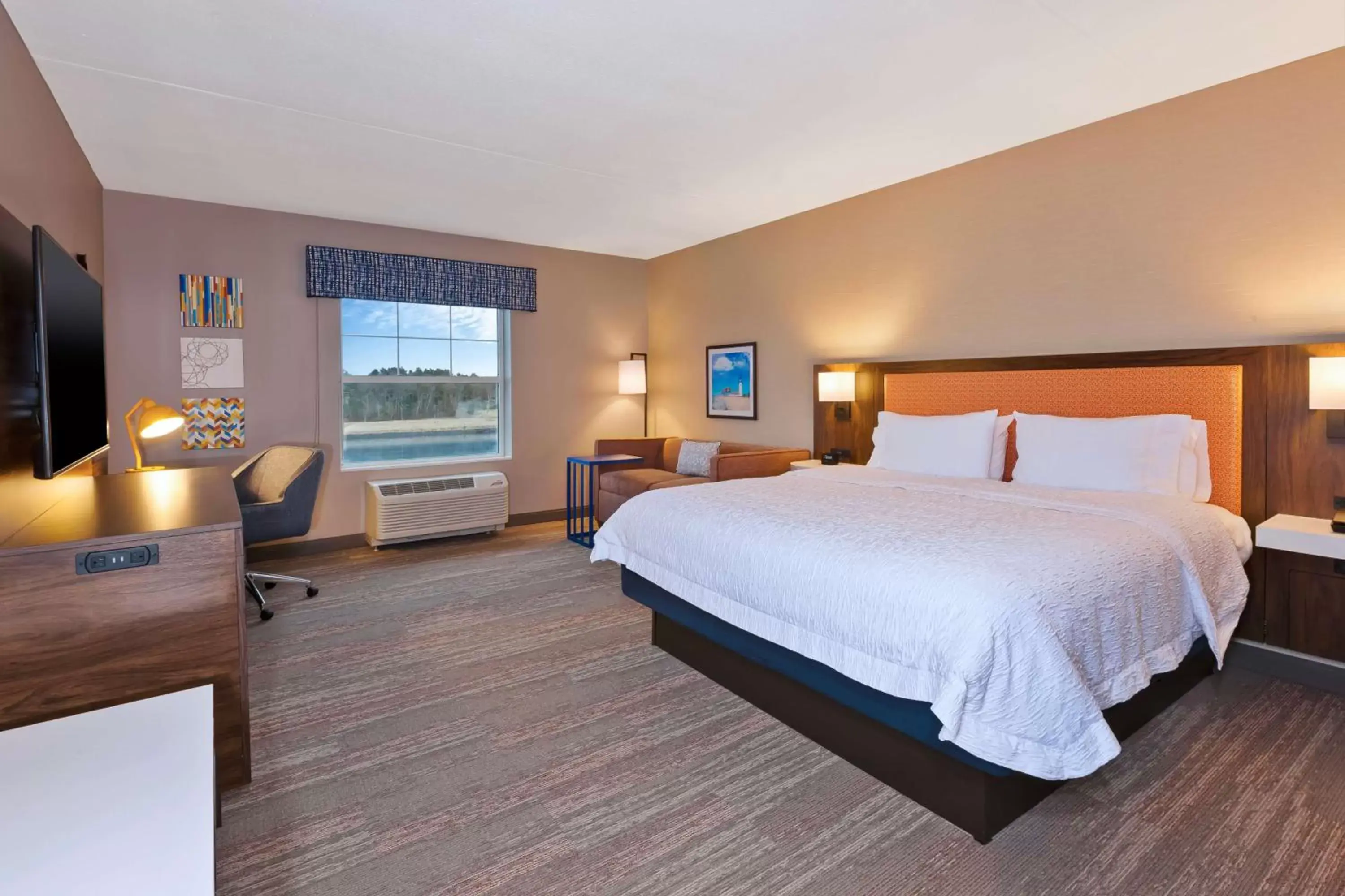 Living room, Bed in Hampton Inn Cape Cod Canal