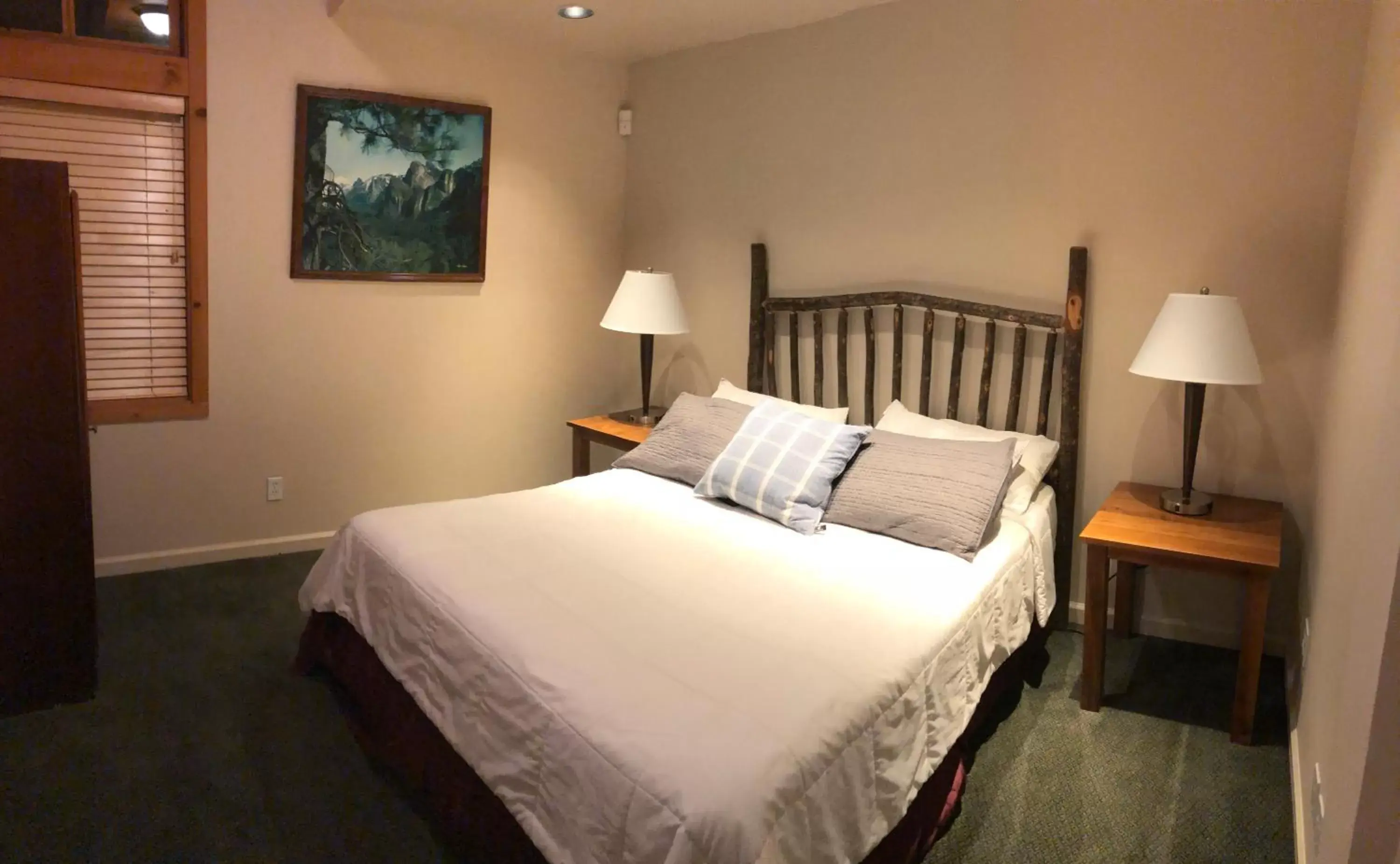 Bed in Yosemite View Lodge Bed in Yosemite View Lodge