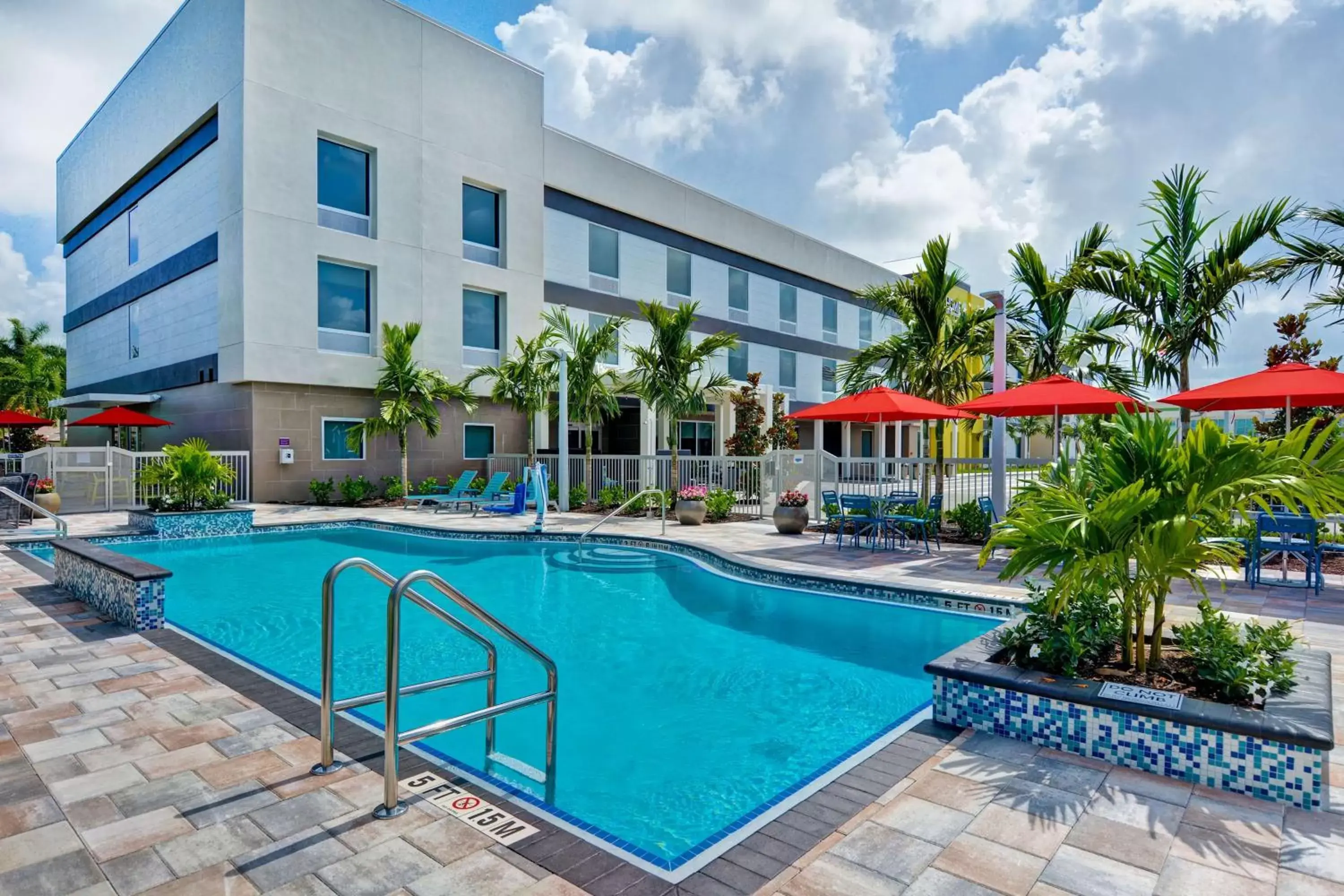 Pool view, Property Building in Home2 Suites By Hilton Naples I-75 Pine Ridge Road