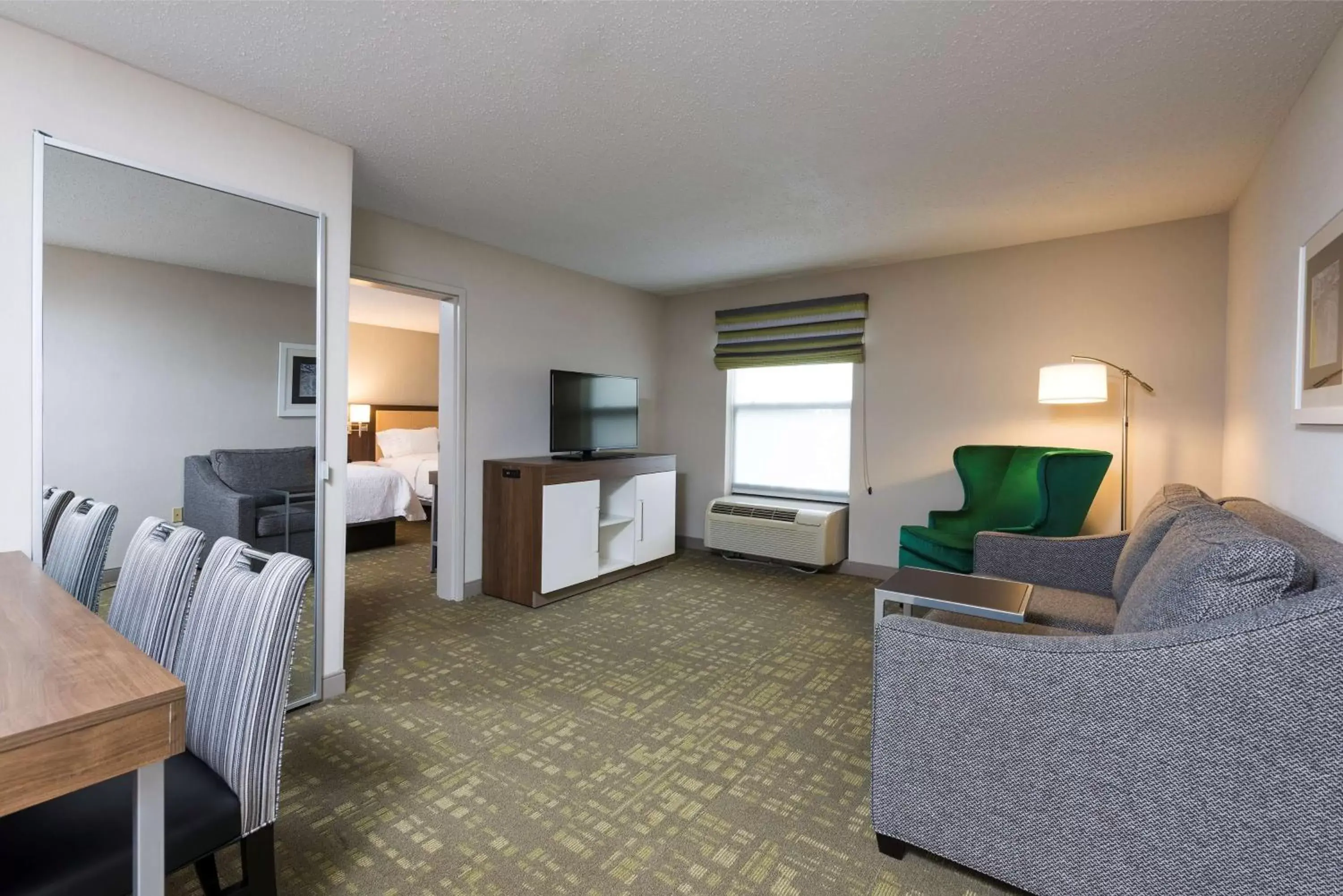 Bedroom, Seating Area in Hampton Inn & Suites East Lansing