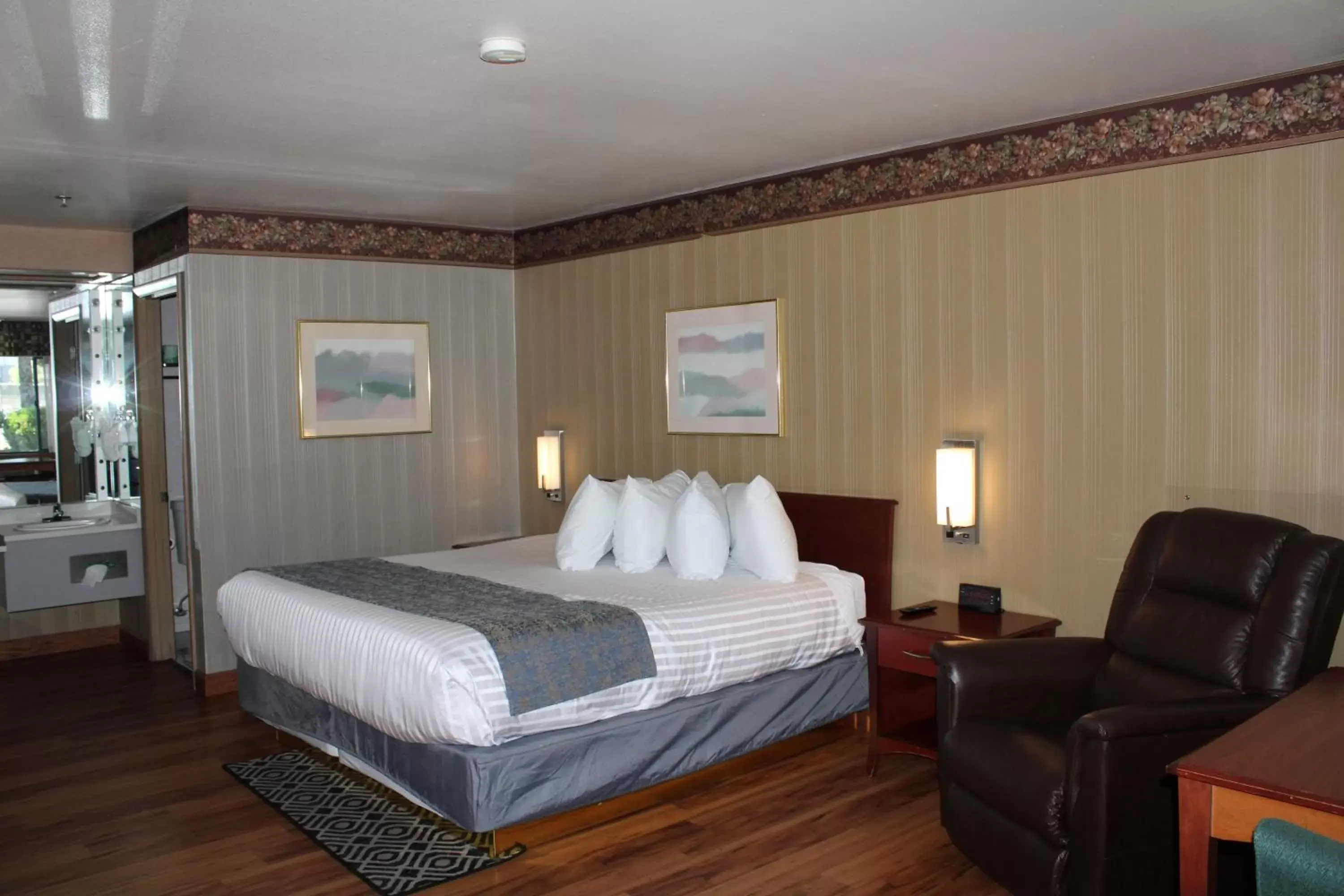 Bed in Americas Best Value Inn - Phoenix / Ashland