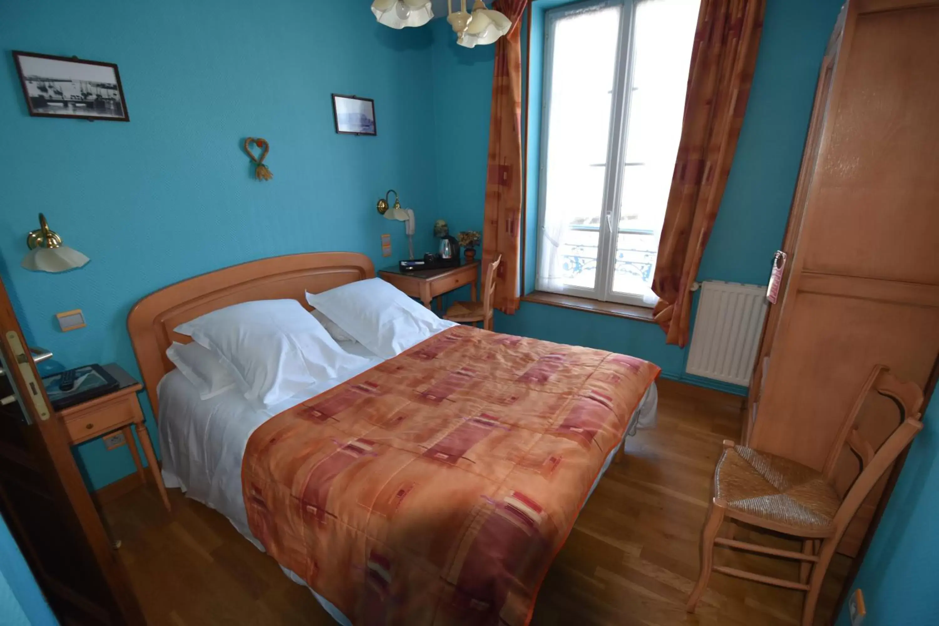 Bed in Hôtel De Calais