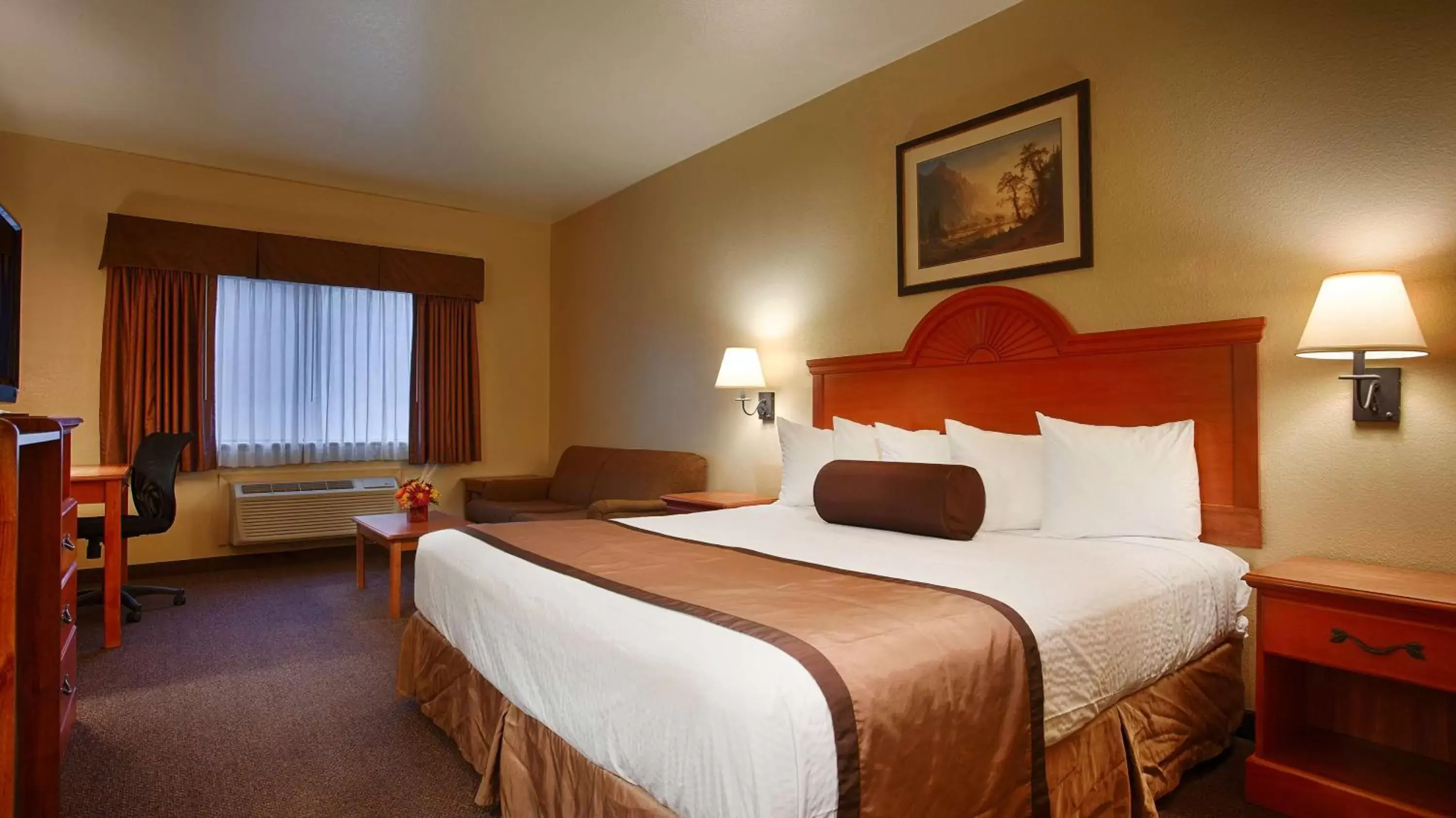 Photo of the whole room, Bed in Best Western Plus Graham Inn