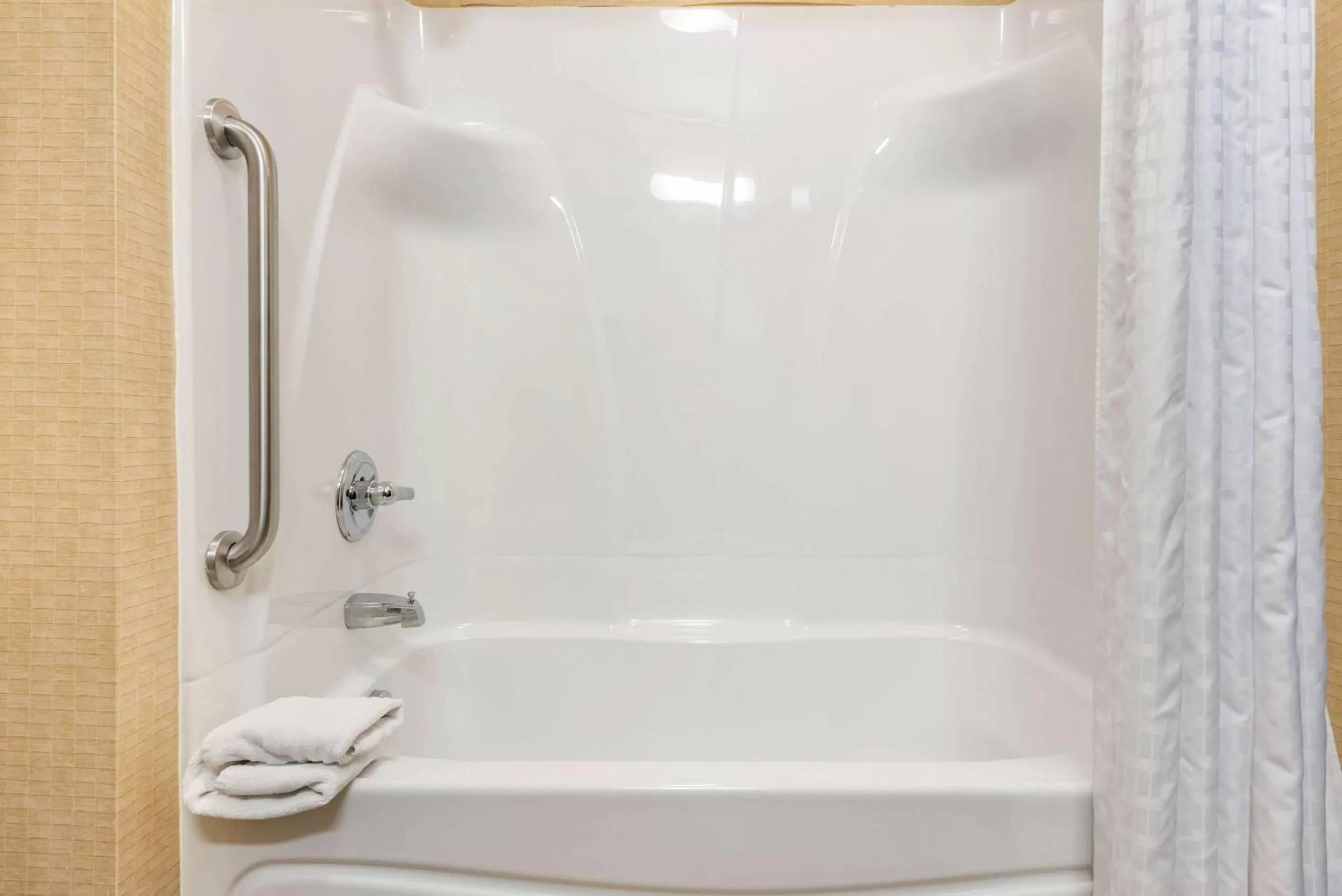 Photo of the whole room in Comfort Suites Elkhart South