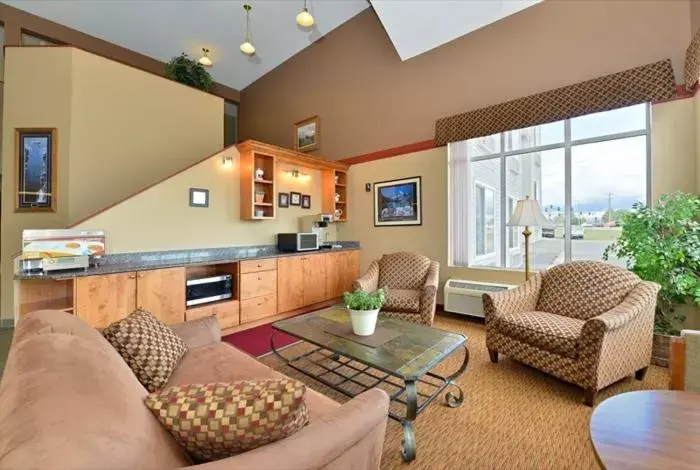 Communal lounge/ TV room, Seating Area in Americas Best Value Inn Kalispell