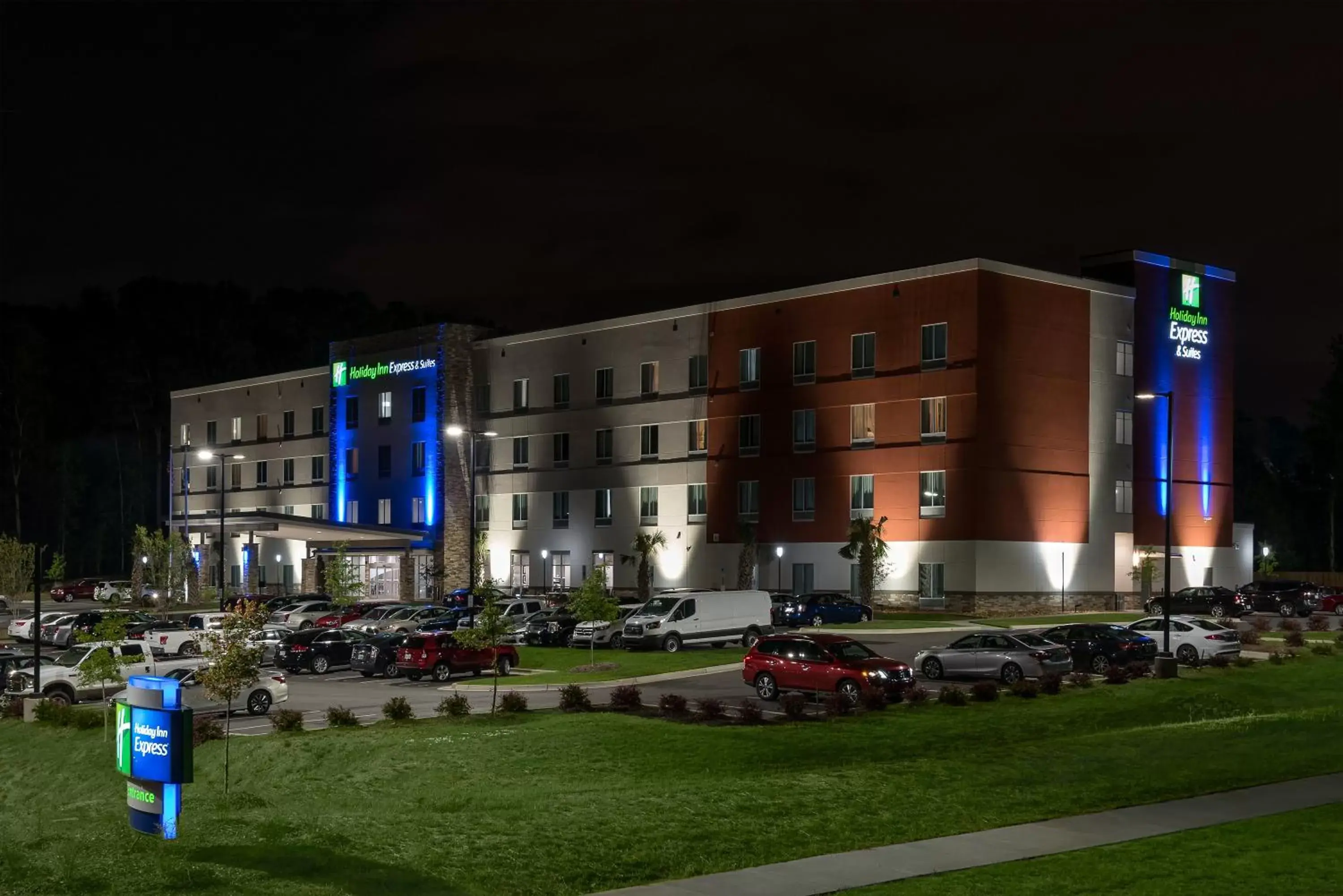 Property Building in Holiday Inn Express & Suites - Charlotte Airport, an IHG Hotel