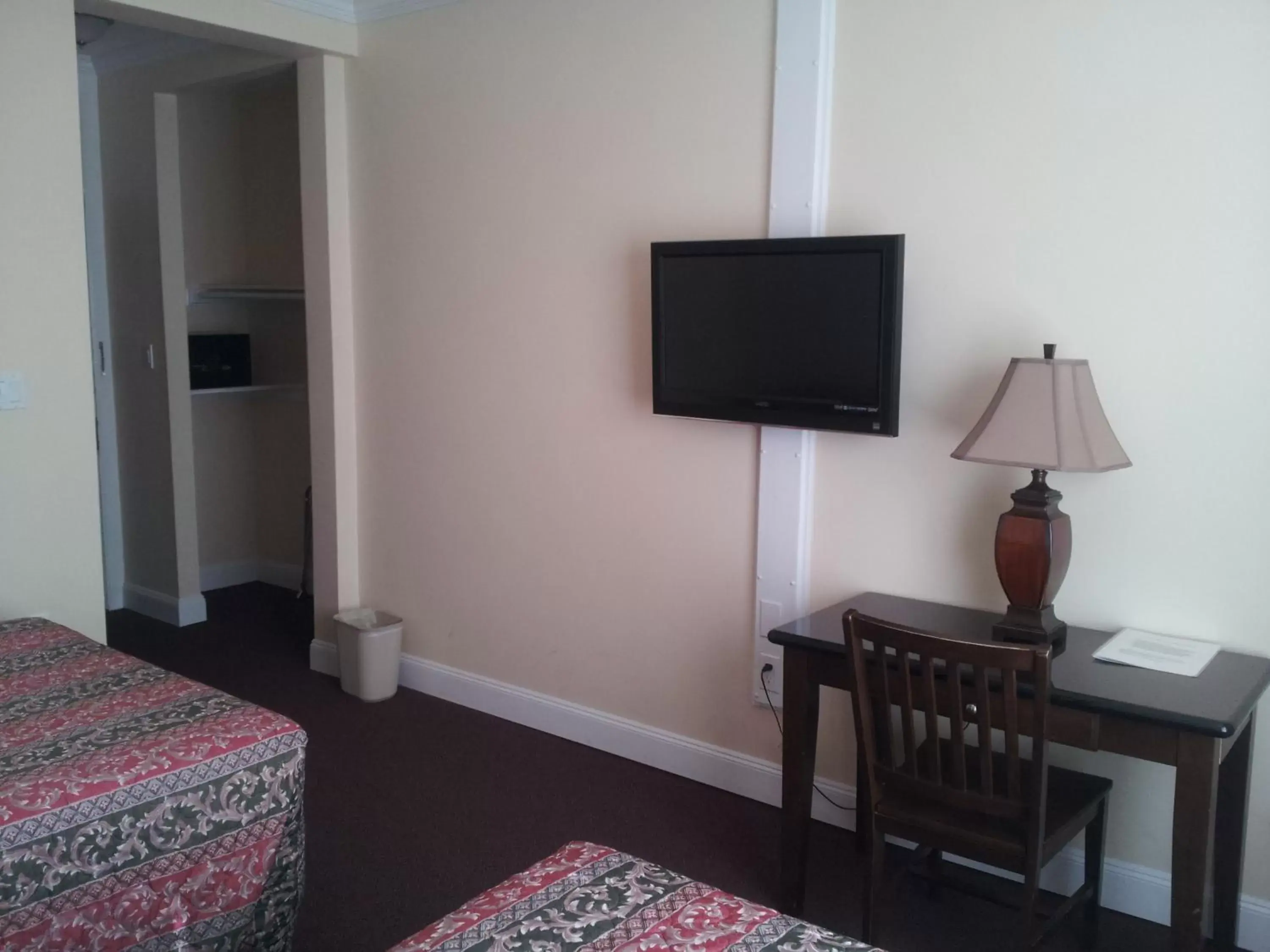 Bed, TV/Entertainment Center in Grant Hotel