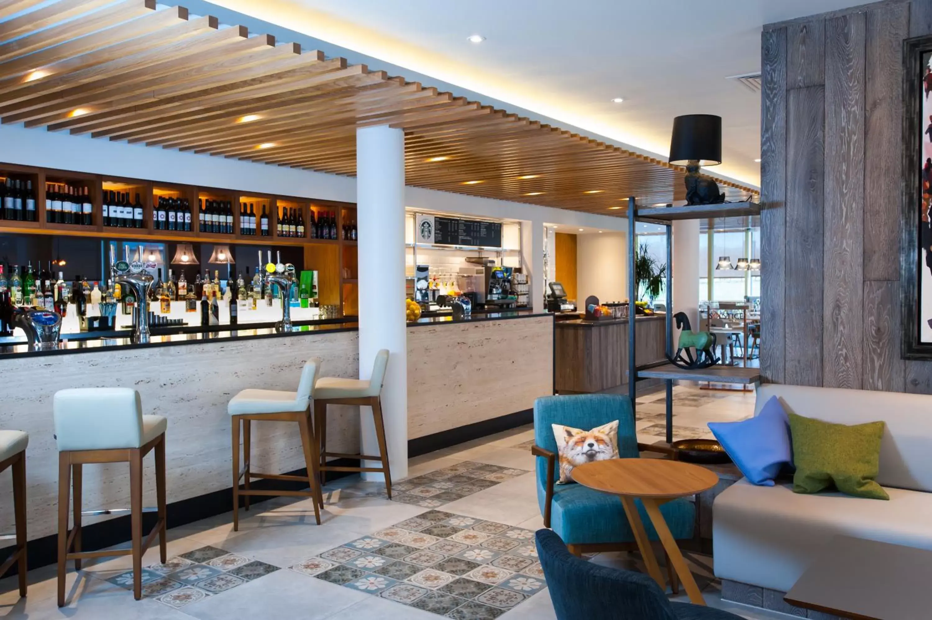 Lounge or bar, Restaurant/Places to Eat in Holiday Inn Salisbury - Stonehenge, an IHG Hotel