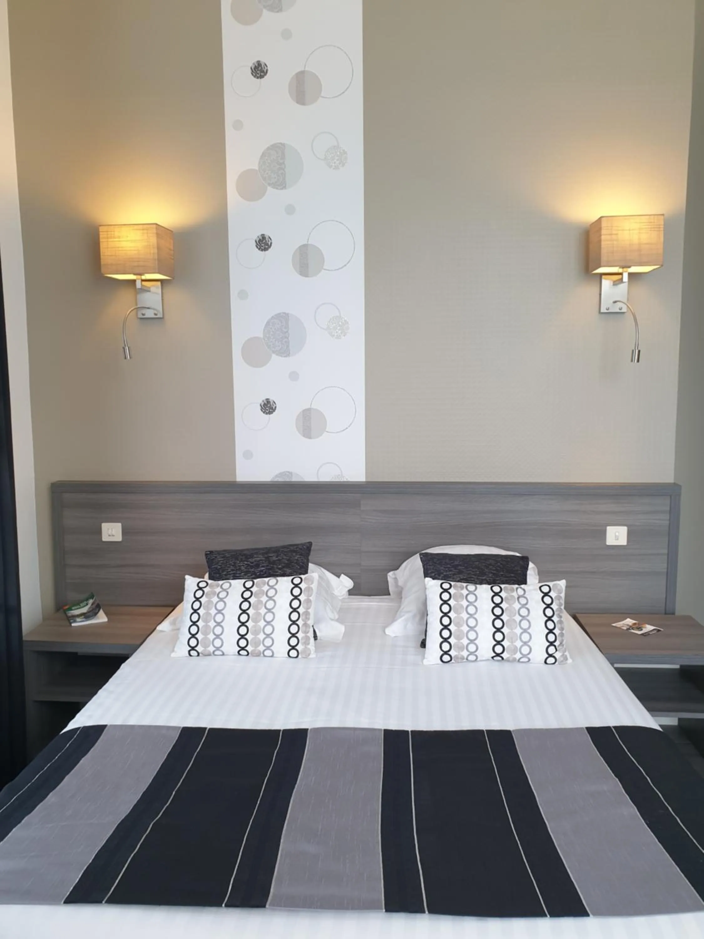 View (from property/room), Bed in Hôtel Le Rohan Charme et Caractère