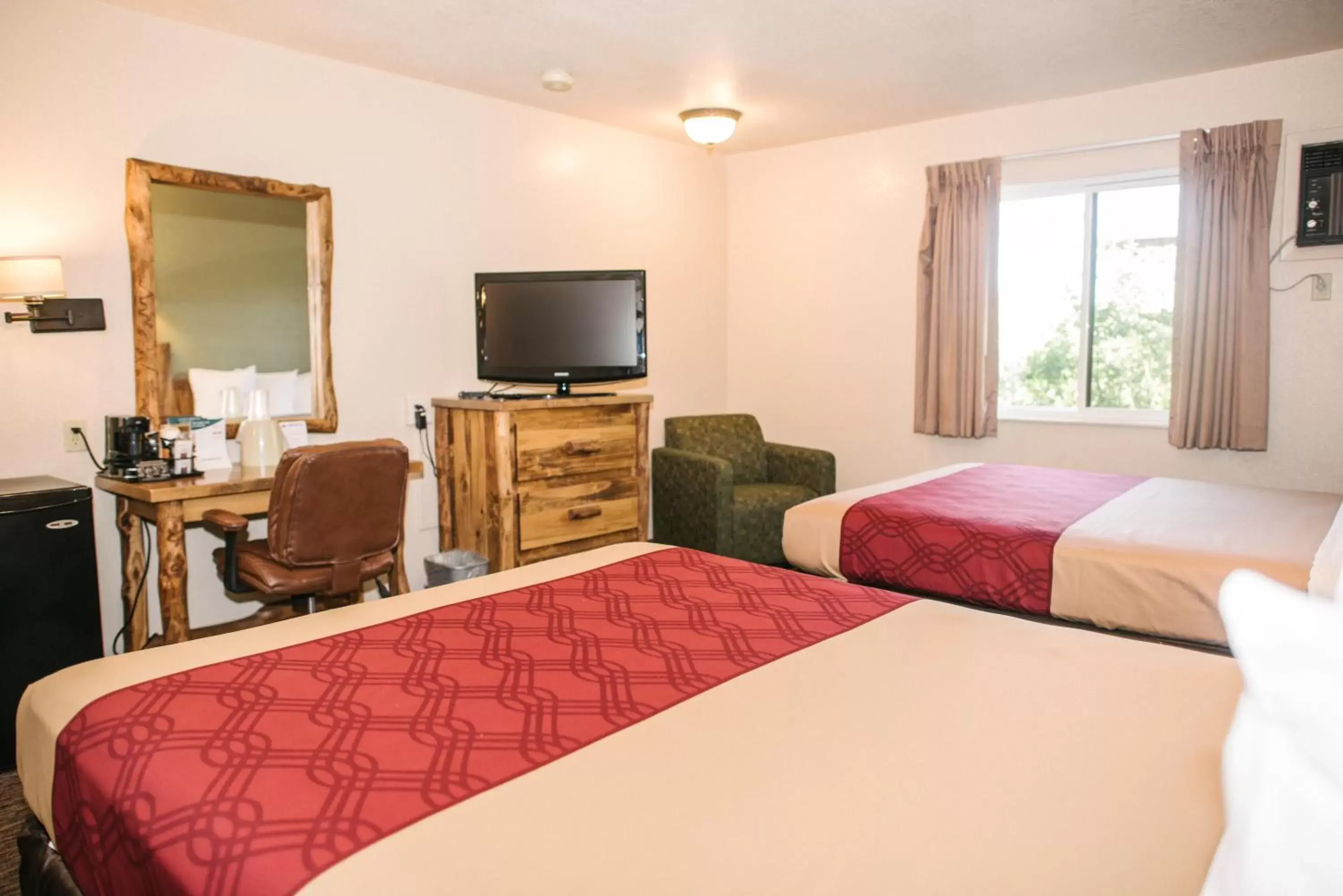 Property building, Bed in Econo Lodge, Downtown Custer Near Custer State Park and Mt Rushmore