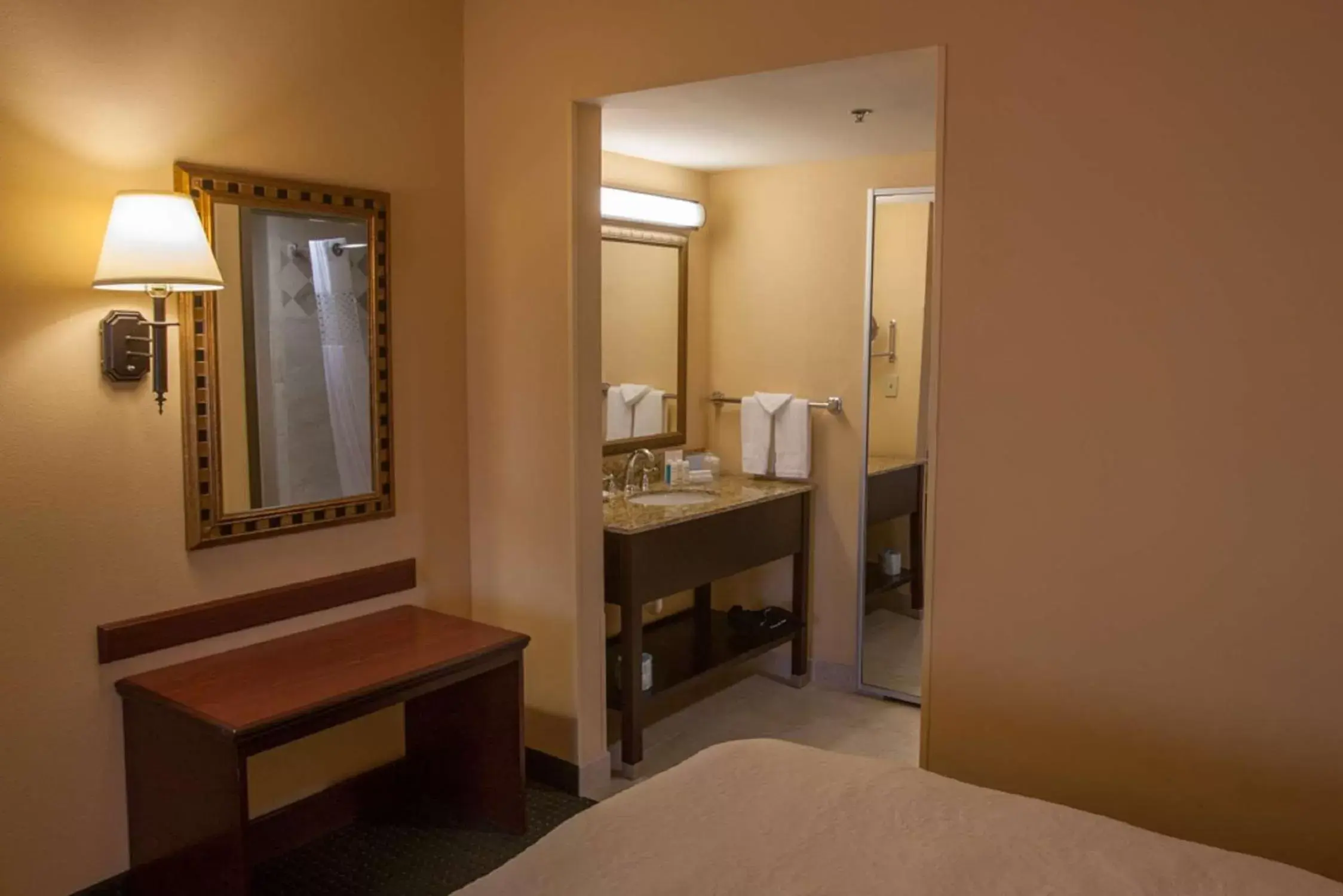 Bed in Hampton Inn & Suites Stillwater